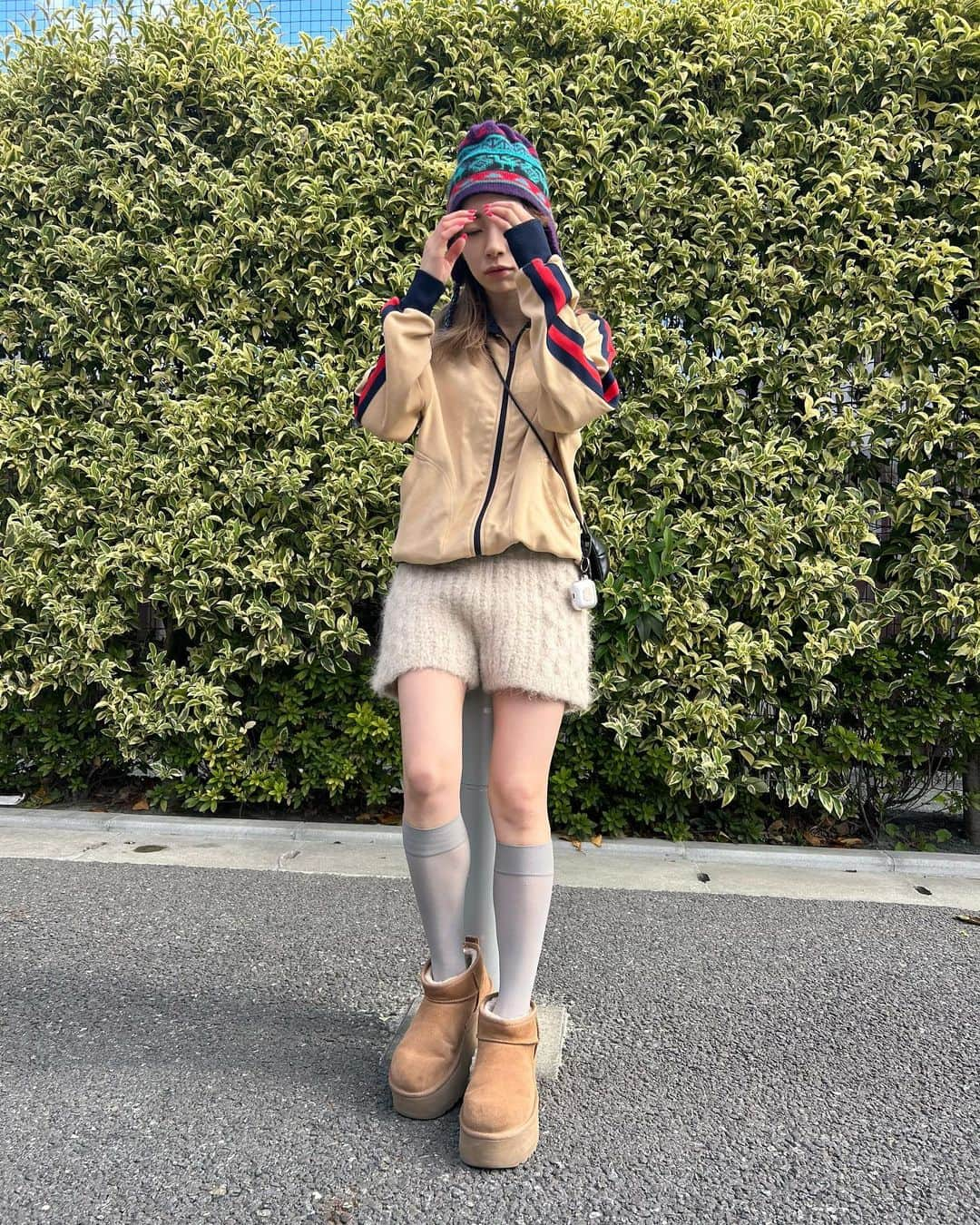 塩川裕美さんのインスタグラム写真 - (塩川裕美Instagram)「秋は服が好きに着れる感じがしてすき🍂 ((日本語不自由  .  .  #秋服 #秋服コーデ #ニットパンツ #トラックジャケット #ニット帽 #古着mix #古着」10月27日 22時00分 - hiromin_0212