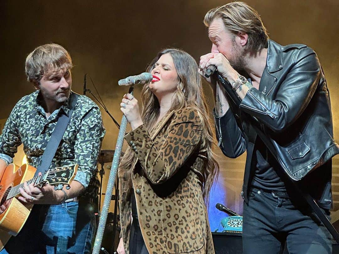 キャンディス・キャメロン・ブレのインスタグラム：「What a night ✨ watching my sweet friend @hillaryscottla and @ladya at the Beacon theater in NYC!!! She’s so talented and even more beautiful on the inside as she is on the outside. I’m am blessed to know all these women and have them in my life 💞💖💗」