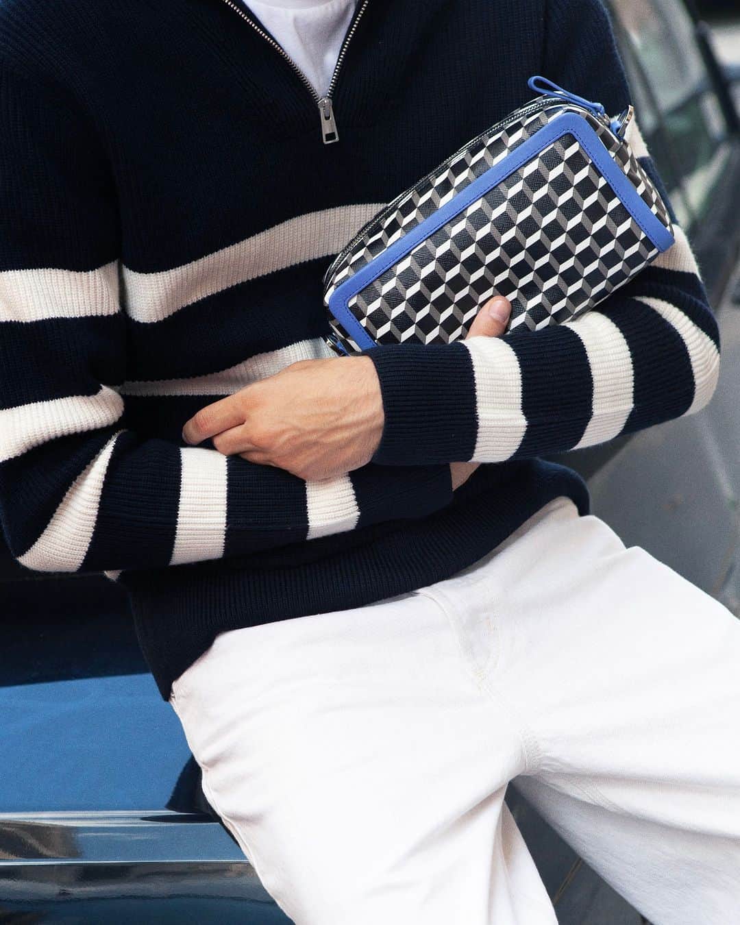 ピエール アルディのインスタグラム：「The Cube Box.  #PierreHardy #PierreHardyFW23」