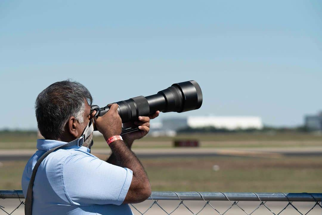 Sigma Corp Of America（シグマ）さんのインスタグラム写真 - (Sigma Corp Of America（シグマ）Instagram)「With November just around the corner, air shows are wrapping up here in the US. 🛬 But 2023 was another great year for photographing aircraft, thanks in part to the arrival of the ultra-versatile SIGMA 60-600mm F4.5-6.3 DG DN OS | Sports lens!  Here are a few highlights from the 2023 air show season featuring SIGMA lenses.   If you haven't seen the new SIGMA 60-600mm yet, check out the "Ultimate Air Show Photography Lens" article on the SIGMA America blog ▶️LINK IN OUR BIO◀️ by @jim_koepnick. Or go to:   🛩️ bit.ly/sigma-60-600-air-show-ig 🛩️   And if you're looking into a telephoto lens for the air show enthusiast in your life, SIGMA now offers 60-600mm, 150-600mm, and 100-400mm options for Canon EF, Nikon F, Sony E, and L-Mount. Just go to sigmaphoto.com to see our full range of telephoto zoom options.   #sigmaphoto #SIGMA60600mmSports #SIGMASports #SIGMADGDN #photography #airshow #airshowphotography #aviation #aviationphotography #aviationphoto #telephoto #telephotolens #zoomlens #Lmount #Emount #sigmalens #sigmalenses」10月27日 22時01分 - sigmaphoto