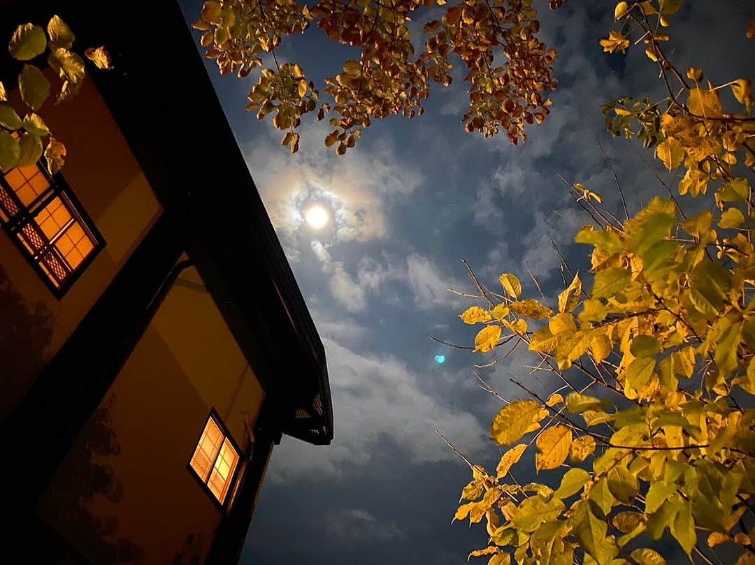 野沢温泉　村のホテル　住吉屋のインスタグラム：「十三夜の月🌕 綺麗に見えました！  #野沢温泉  #村のホテル住吉屋  #sumiyosiya #nozawaonsen」