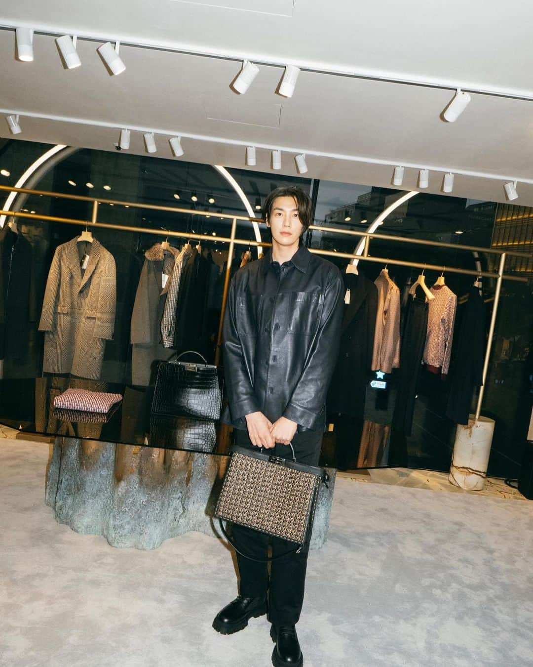 キム・ヨングァンさんのインスタグラム写真 - (キム・ヨングァンInstagram)「#협찬 @fendi #fendiwinter」10月27日 22時03分 - aksakfn12