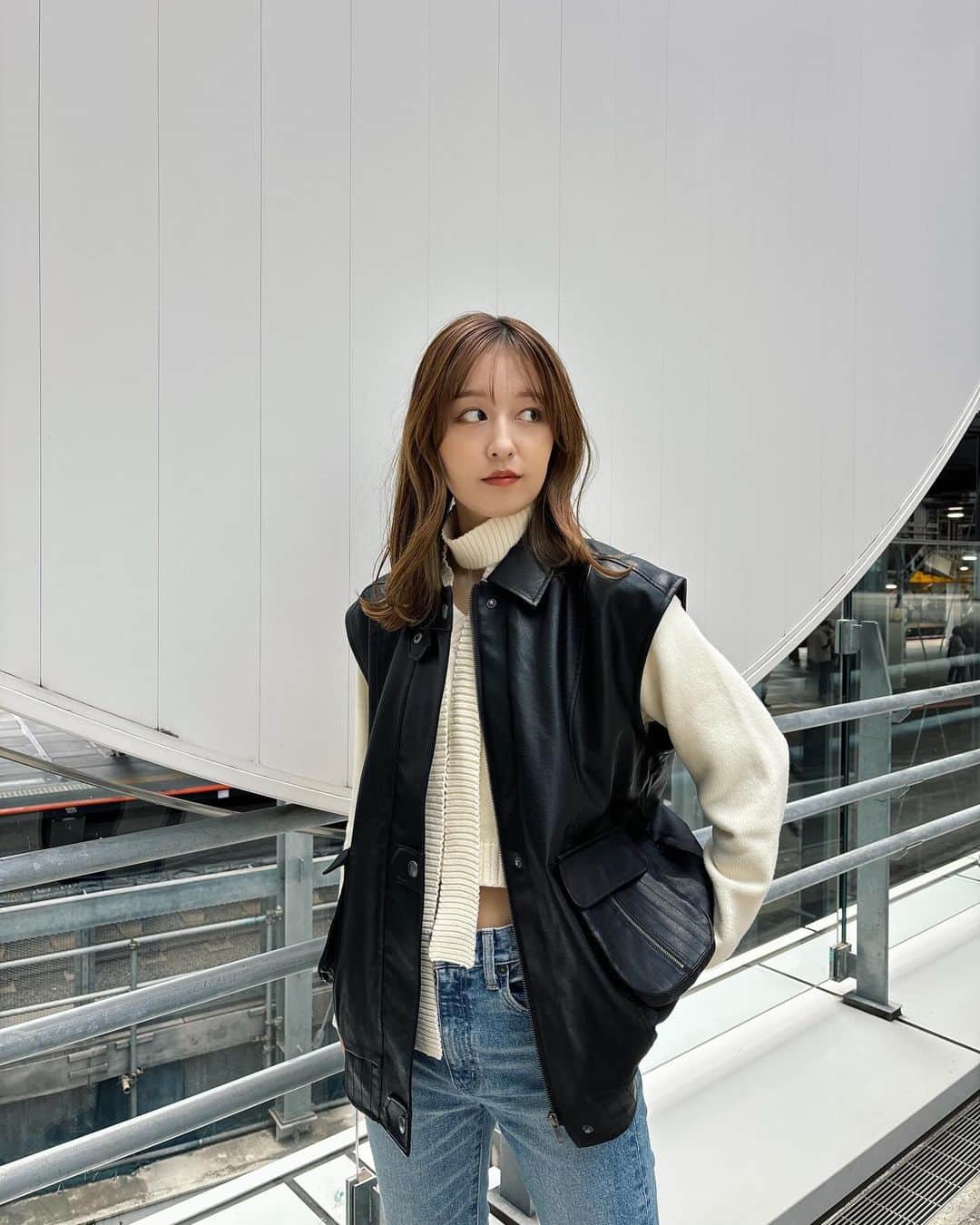 市野莉子さんのインスタグラム写真 - (市野莉子Instagram)「OOTD🤍🖤 お気に入りのニットのストールもかわいすぎるっ  👚 @laguagem 🧥 @laguagem 👖 @moussyofficial   良い週末を過ごしてね🎶  #ootd#fashion#followme#秋服#ファッション#오오티디」10月27日 22時03分 - riko_ichino