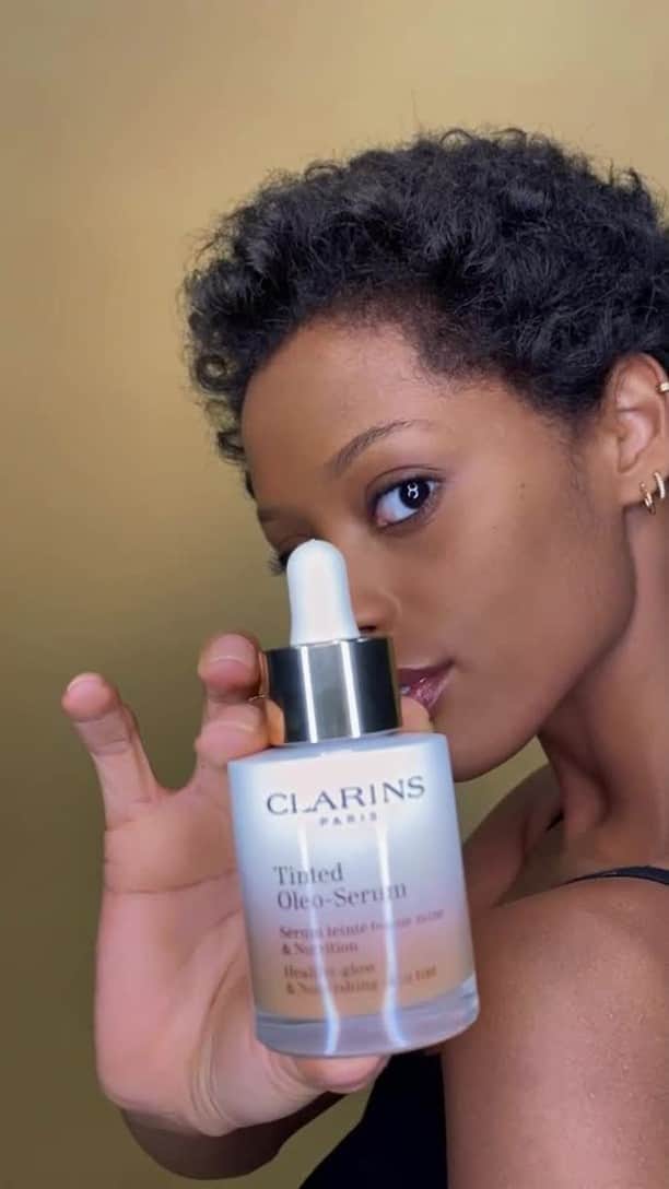 Clarins Australiaのインスタグラム：「Follow these three steps to luminous, glowing skin with Clarins!⁣ ⁣ #Clarins #OleoTintedSerum」