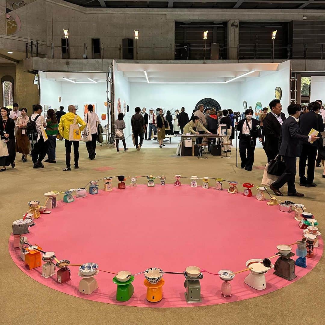 ELLE DECOR JAPANさんのインスタグラム写真 - (ELLE DECOR JAPANInstagram)「本日から京都で現代アートフェア、Art Collaboration Kyoto（ACK）が開幕します。国内外の64ギャラリーが一同に会し、国内のギャラリーが海外のギャラリーをゲストとして迎えて1つのブースを構えるのが特徴。会場は熱気に溢れ、上質な作品に熱い視線が注がれていました。関連イベントも多数、30日まで。  1と2：TARO NASU （東京）とGalerie Eva Presenhuber （チューリッヒ）には、ライアン・ガンダーの《ひっくり返ったフランク・ロイド・ライト＋遠藤新の椅子、数インチの雪が積もった後》。有名な作品ですが販売されています！  3と4：空間デザインは周防貴之によるもの。京都の街を散策するかのように細い路地が続き、ギャラリー空間が広がります。  5：Taka Ishii Gallery （東京）とMendes Wood DM （サンパウロ）のブース。グラシエラ・イトゥルビデの美しい写真と掛井五郎の彫刻。  6：ラファエル・ローゼンダール《Looking at Something》の作品は、なんとマルニ木工のHIROSHIMAとコラボレーション！  7：imura art gallery （京都）とA PICK GALLERY（トリノ）のブース。450年以上の歴史ある茶碗師の家に生まれた樂雅臣による力強い割れ目が美しい石の作品（手前右の彫刻）など。  8と9：連携プログラムも多数。通常非公開の平安神宮「尚美館」にCOIN PARKING DELIVERYによる《アニミズム》。ピンクパンサーをテーマにした作品。  📍国立京都国際会館 　  京都市営地下鉄 烏丸線 国際会館駅から徒歩5分  @artcollaborationkyoto  @coinparkingdelivery_art  @imuraartgallery  @taronasu_tokyo  @takaishiigallery  @maruni_official」10月28日 9時01分 - elledecorjapan