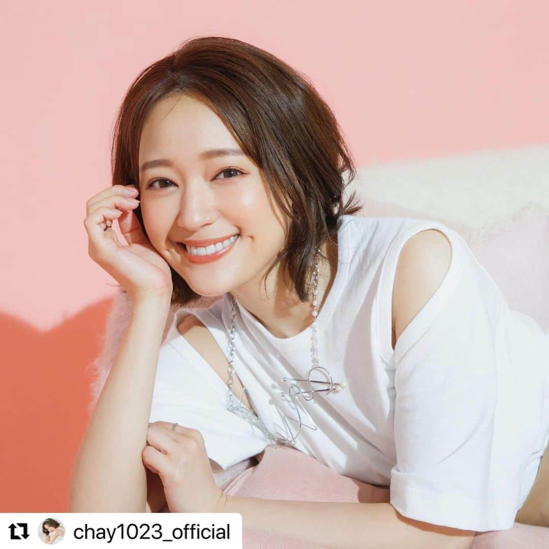 高橋里帆さんのインスタグラム写真 - (高橋里帆Instagram)「カラコンFioryの新色 メンイビジュアル @chay1023_official  さんのヘアーメイク担当させて頂きました✨  カラコンに合わせて仕上げてみました。  是非チェックしてみてください。  いつもhappyオーラのchay さん　笑顔がみんなに連鎖して和やかなムードの撮影現場できました✨ 癒された時間でした。 ありがとうございました♡  #Repost @chay1023_official with @use.repost ・・・ 嬉しいお知らせ🥳💗 私がプロデュースしているカラコンFioryの新色が発売決定！！！🍾 今回は、より“ナチュラル”にこだわった渾身の2色です✨ 素晴らしく盛れるのに、つけてる？裸眼？😳と疑いたくなるほどのナチュラルさ🥺👏 年齢問わず楽しんでいただけるカラコンです👀 こだわりが強すぎて何度も何度も打ち合わせ、制作、着用、リトライ、を繰り返してやっっっっと❗️これだ‼️というのが完成しました😢💕 もちろん着け心地も抜群😌👍 しかも！新色発売記念キャンペーンとして先行予約してくださった方は10％オフ👏 そしてそして！明後日10/29(日)にZepp Diver Cityにて開催されるchay10周年記念ライブツアー東京公演にて、フィオリーのブースの企画に参加してくださった方にはchay缶プリングルスも🍿プレゼントしちゃいます🎁  ワンデーキャラアイのインスタもスタートしたので是非フォローしてね🎶 @cara_eyes_official  きゃー盛りだくさん😆🤍  #fiory #colorcontacts  #カラコン #カラーコンタクト #コンタクトレンズ #onedaycaraeye #ワンデーキャラアイ #モアコンタクト #モアコン #chay さん#高橋里帆メイク#メイク#カラコンメイク#ヘアーメイク#beauty」10月28日 8時54分 - takahashi.riho