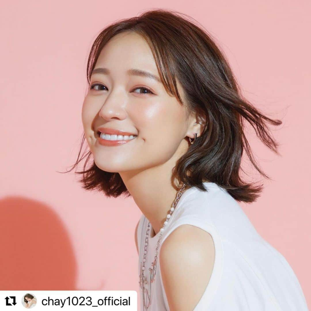 高橋里帆さんのインスタグラム写真 - (高橋里帆Instagram)「カラコンFioryの新色 メンイビジュアル @chay1023_official  さんのヘアーメイク担当させて頂きました✨  カラコンに合わせて仕上げてみました。  是非チェックしてみてください。  いつもhappyオーラのchay さん　笑顔がみんなに連鎖して和やかなムードの撮影現場できました✨ 癒された時間でした。 ありがとうございました♡  #Repost @chay1023_official with @use.repost ・・・ 嬉しいお知らせ🥳💗 私がプロデュースしているカラコンFioryの新色が発売決定！！！🍾 今回は、より“ナチュラル”にこだわった渾身の2色です✨ 素晴らしく盛れるのに、つけてる？裸眼？😳と疑いたくなるほどのナチュラルさ🥺👏 年齢問わず楽しんでいただけるカラコンです👀 こだわりが強すぎて何度も何度も打ち合わせ、制作、着用、リトライ、を繰り返してやっっっっと❗️これだ‼️というのが完成しました😢💕 もちろん着け心地も抜群😌👍 しかも！新色発売記念キャンペーンとして先行予約してくださった方は10％オフ👏 そしてそして！明後日10/29(日)にZepp Diver Cityにて開催されるchay10周年記念ライブツアー東京公演にて、フィオリーのブースの企画に参加してくださった方にはchay缶プリングルスも🍿プレゼントしちゃいます🎁  ワンデーキャラアイのインスタもスタートしたので是非フォローしてね🎶 @cara_eyes_official  きゃー盛りだくさん😆🤍  #fiory #colorcontacts  #カラコン #カラーコンタクト #コンタクトレンズ #onedaycaraeye #ワンデーキャラアイ #モアコンタクト #モアコン #chay さん#高橋里帆メイク#メイク#カラコンメイク#ヘアーメイク#beauty」10月28日 8時54分 - takahashi.riho