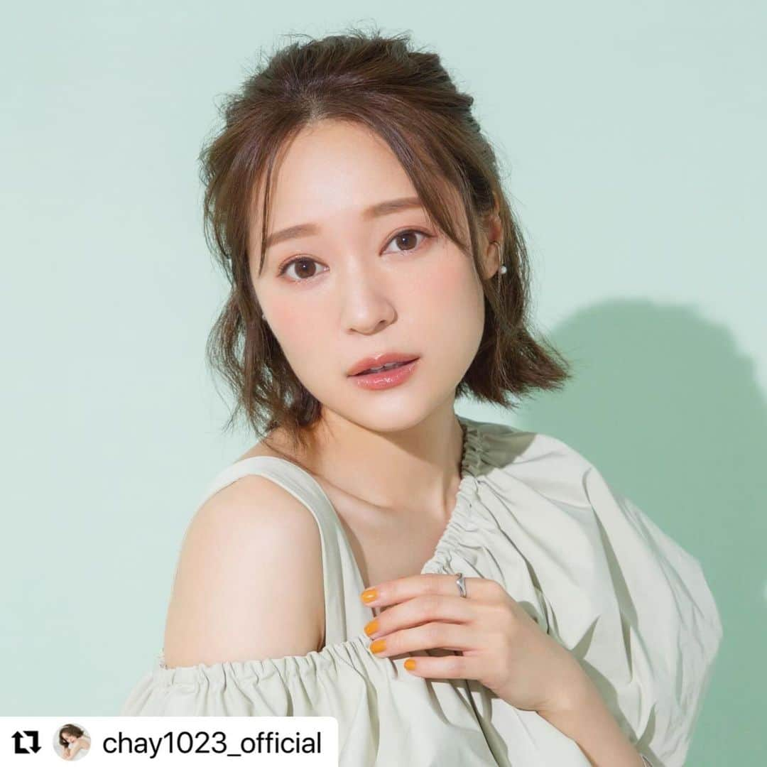 高橋里帆さんのインスタグラム写真 - (高橋里帆Instagram)「カラコンFioryの新色 メンイビジュアル @chay1023_official  さんのヘアーメイク担当させて頂きました✨  カラコンに合わせて仕上げてみました。  是非チェックしてみてください。  いつもhappyオーラのchay さん　笑顔がみんなに連鎖して和やかなムードの撮影現場できました✨ 癒された時間でした。 ありがとうございました♡  #Repost @chay1023_official with @use.repost ・・・ 嬉しいお知らせ🥳💗 私がプロデュースしているカラコンFioryの新色が発売決定！！！🍾 今回は、より“ナチュラル”にこだわった渾身の2色です✨ 素晴らしく盛れるのに、つけてる？裸眼？😳と疑いたくなるほどのナチュラルさ🥺👏 年齢問わず楽しんでいただけるカラコンです👀 こだわりが強すぎて何度も何度も打ち合わせ、制作、着用、リトライ、を繰り返してやっっっっと❗️これだ‼️というのが完成しました😢💕 もちろん着け心地も抜群😌👍 しかも！新色発売記念キャンペーンとして先行予約してくださった方は10％オフ👏 そしてそして！明後日10/29(日)にZepp Diver Cityにて開催されるchay10周年記念ライブツアー東京公演にて、フィオリーのブースの企画に参加してくださった方にはchay缶プリングルスも🍿プレゼントしちゃいます🎁  ワンデーキャラアイのインスタもスタートしたので是非フォローしてね🎶 @cara_eyes_official  きゃー盛りだくさん😆🤍  #fiory #colorcontacts  #カラコン #カラーコンタクト #コンタクトレンズ #onedaycaraeye #ワンデーキャラアイ #モアコンタクト #モアコン #chay さん#高橋里帆メイク#メイク#カラコンメイク#ヘアーメイク#beauty」10月28日 8時54分 - takahashi.riho