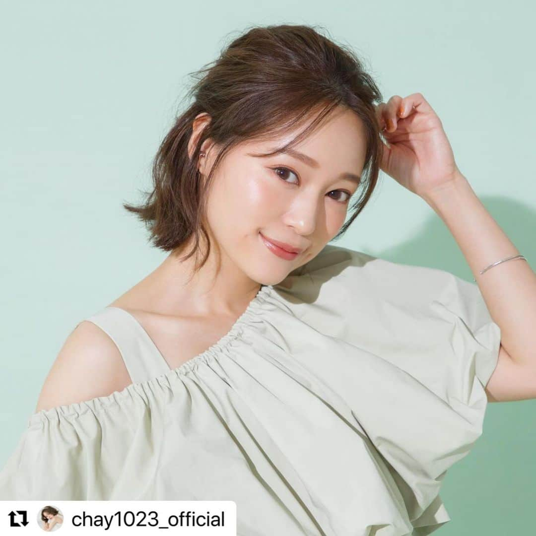 高橋里帆さんのインスタグラム写真 - (高橋里帆Instagram)「カラコンFioryの新色 メンイビジュアル @chay1023_official  さんのヘアーメイク担当させて頂きました✨  カラコンに合わせて仕上げてみました。  是非チェックしてみてください。  いつもhappyオーラのchay さん　笑顔がみんなに連鎖して和やかなムードの撮影現場できました✨ 癒された時間でした。 ありがとうございました♡  #Repost @chay1023_official with @use.repost ・・・ 嬉しいお知らせ🥳💗 私がプロデュースしているカラコンFioryの新色が発売決定！！！🍾 今回は、より“ナチュラル”にこだわった渾身の2色です✨ 素晴らしく盛れるのに、つけてる？裸眼？😳と疑いたくなるほどのナチュラルさ🥺👏 年齢問わず楽しんでいただけるカラコンです👀 こだわりが強すぎて何度も何度も打ち合わせ、制作、着用、リトライ、を繰り返してやっっっっと❗️これだ‼️というのが完成しました😢💕 もちろん着け心地も抜群😌👍 しかも！新色発売記念キャンペーンとして先行予約してくださった方は10％オフ👏 そしてそして！明後日10/29(日)にZepp Diver Cityにて開催されるchay10周年記念ライブツアー東京公演にて、フィオリーのブースの企画に参加してくださった方にはchay缶プリングルスも🍿プレゼントしちゃいます🎁  ワンデーキャラアイのインスタもスタートしたので是非フォローしてね🎶 @cara_eyes_official  きゃー盛りだくさん😆🤍  #fiory #colorcontacts  #カラコン #カラーコンタクト #コンタクトレンズ #onedaycaraeye #ワンデーキャラアイ #モアコンタクト #モアコン #chay さん#高橋里帆メイク#メイク#カラコンメイク#ヘアーメイク#beauty」10月28日 8時54分 - takahashi.riho