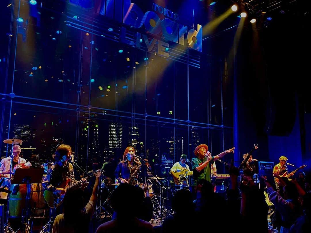浜崎貴司のインスタグラム：「昨日のFLYING KIDS、ビルボードライブ東京公演にいらしてくれた皆さん、  改めてありがとうございます。  それぞれメンバーの素晴らしいパフォーマンス！  皆さんに楽しい夜をお届けできたのではと思っています。  やっていながら自分の中でも色んな発見があったライブ。  特に「幸せであるように」について。  これについていつか話したいです。  さて、昨日、FLYING KIDSのツアーの追加公演が発表になりました！  久しぶりの名古屋と京都。  FLYING KIDSのワンマンで行くのは、  名古屋は2012年名古屋ブルーノート公演以来。  約11年ぶりです。  京都はワンマンをやるのはひょっとしたら初めて？  私はソロでお馴染みの磔磔です。  是非みなさん、FLYING KIDSの最強状態をご堪能あれ！  FLYING KIDS 2024 LIVE TOUR 「Funkでしか言えない本当のことがある」  ■日程： 2024年1月27日（土）   ■会場： 名古屋 TOKUZO  ■時間： 開場17:00　開演18:00  ■料金： 全自由6,500円（税込・オーダー別） 整理番号付き 未就学児入場不可  ■チケット： 一般発売　11/18（土）10:00〜 チケットぴあ　https://t.pia.jp/ ローチケ　https://l-tike.com/ イープラス　https://eplus.jp/  ■詳細・問合せ： JAILHOUSE www.jailhouse.jp  =========================  ■日程： 2024年1月28日（日）  ■会場： 京都 磔磔  ■時間： 開場16:30　開演17:30  ■料金： 全自由6,500円（税込・オーダー別） 整理番号付き 未就学児入場不可  ■チケット： 一般発売　11/18（土）10:00〜 チケットぴあ　https://t.pia.jp/ ローチケ　https://l-tike.com/ イープラス　https://eplus.jp/  ■詳細・問合せ： サウンドクリエーター https://www.sound-c.co.jp  写真は昨日の模様です。  セットリストは後日公開します。  @flyingkids.official  @billboardlive_tokyo  #flyingkids」