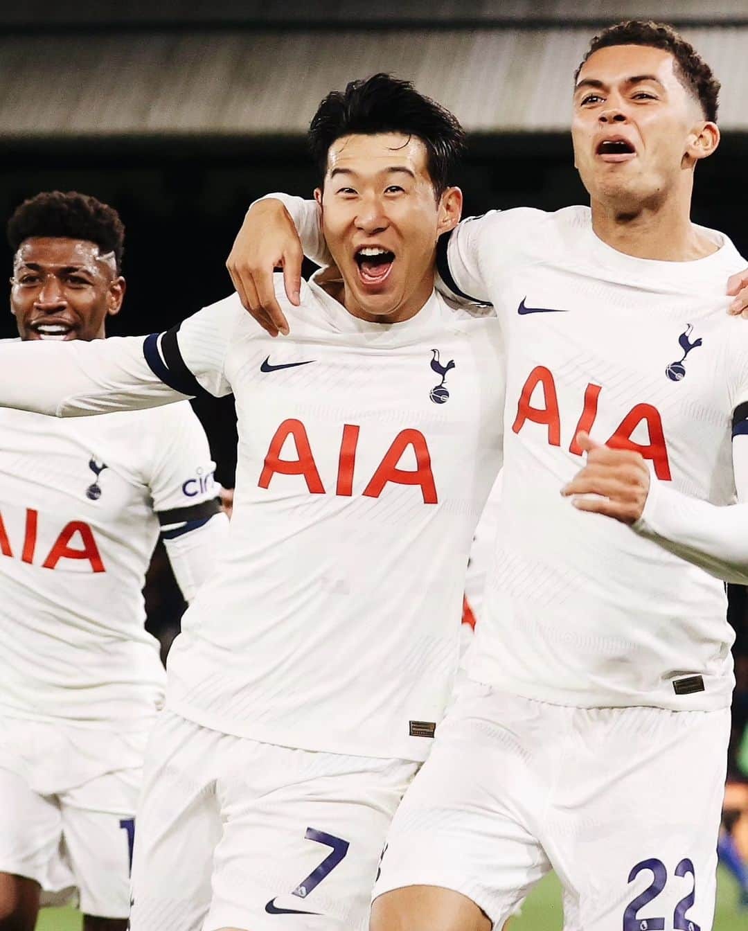 ソン・フンミンさんのインスタグラム写真 - (ソン・フンミンInstagram)「Welcome back Rodrigoo!! Have a great weekend everyone, we’re gonna keep pushing! 😁🤍 #COYS」10月28日 7時27分 - hm_son7