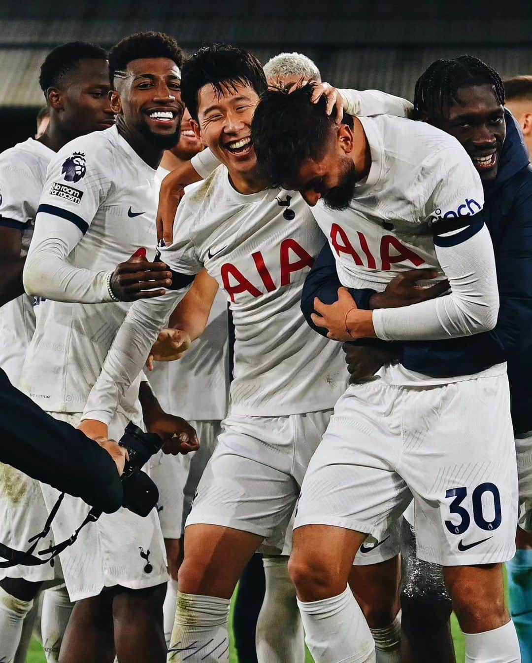 ソン・フンミンのインスタグラム：「Welcome back Rodrigoo!! Have a great weekend everyone, we’re gonna keep pushing! 😁🤍 #COYS」