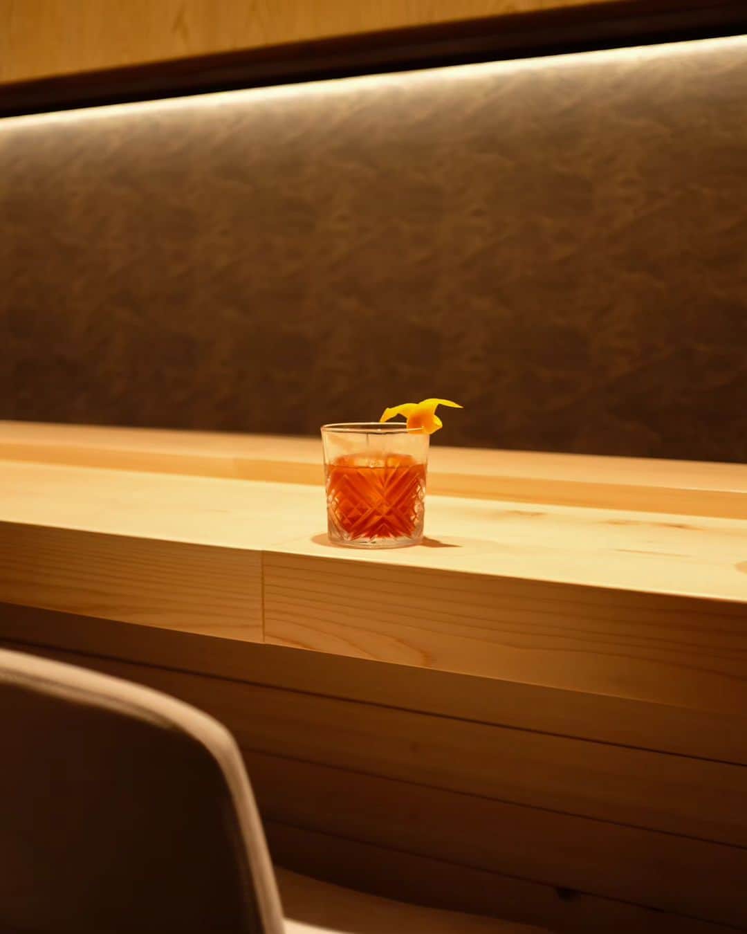 Sushi Azabuさんのインスタグラム写真 - (Sushi AzabuInstagram)「“Musashi” is our signature whisky negroni/boulevardier made with  Hoji-tea infused Toki Whisky, Campari, vermouth, star anise, and cloves.  Azabu New York @azabunewyork Open Tuesday - Sunday 5:00PM - 10:00PM azabuglobal.com/new-york」10月28日 7時32分 - azabunewyork