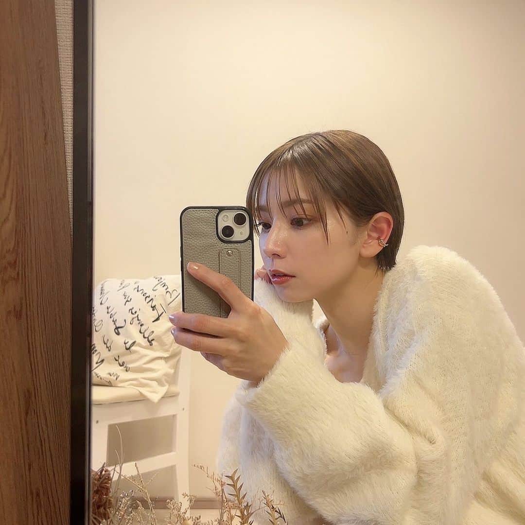 のインスタグラム：「． \ 頭皮にも化粧水つけてますか /  昔からヘッドマッサージやシャンプーをしてくれる美容師さんから 『頭皮凝ってますね、硬いですね』と高確率で言われていたので  頭皮の化粧水はずーっとつけてきた私。  頭皮の保湿をすることでフケなど痒みも予防できるし、もちろん抜け毛や健やかな毛が生えてくるような育毛の効果も。  最近気に入っているのは santolina （ @santolina.official ） ☑︎nagi head lotion  まつげ美容液にも含まれているキャピシル（育毛成分）が配合されていて白髪ケアにもいいらしい🧑‍🦳フワッと軽やかな仕上がりなのも好き。  アウトバスジェルの ☑︎treatment for Natural Finish 軟毛用のあらい流さないトリートメントでドライヤー前に使うもの。ドライヤーの熱に反応して髪内部のうねりをケアしてくれるタイプ。 ドライヤー最後らへんになると髪が元気にぷるっとしてる感覚が好きすぎる🫰ヘアアイロン前にも◎  カラーの色が抜けやすい髪質だけど、santolina使ってから抜けにくくなったなーと思っててありがたい☺️ ． #gifted #santolina #サントリナ #ヘアケア #エイジングケア #ママ美容 #アラサー美容」
