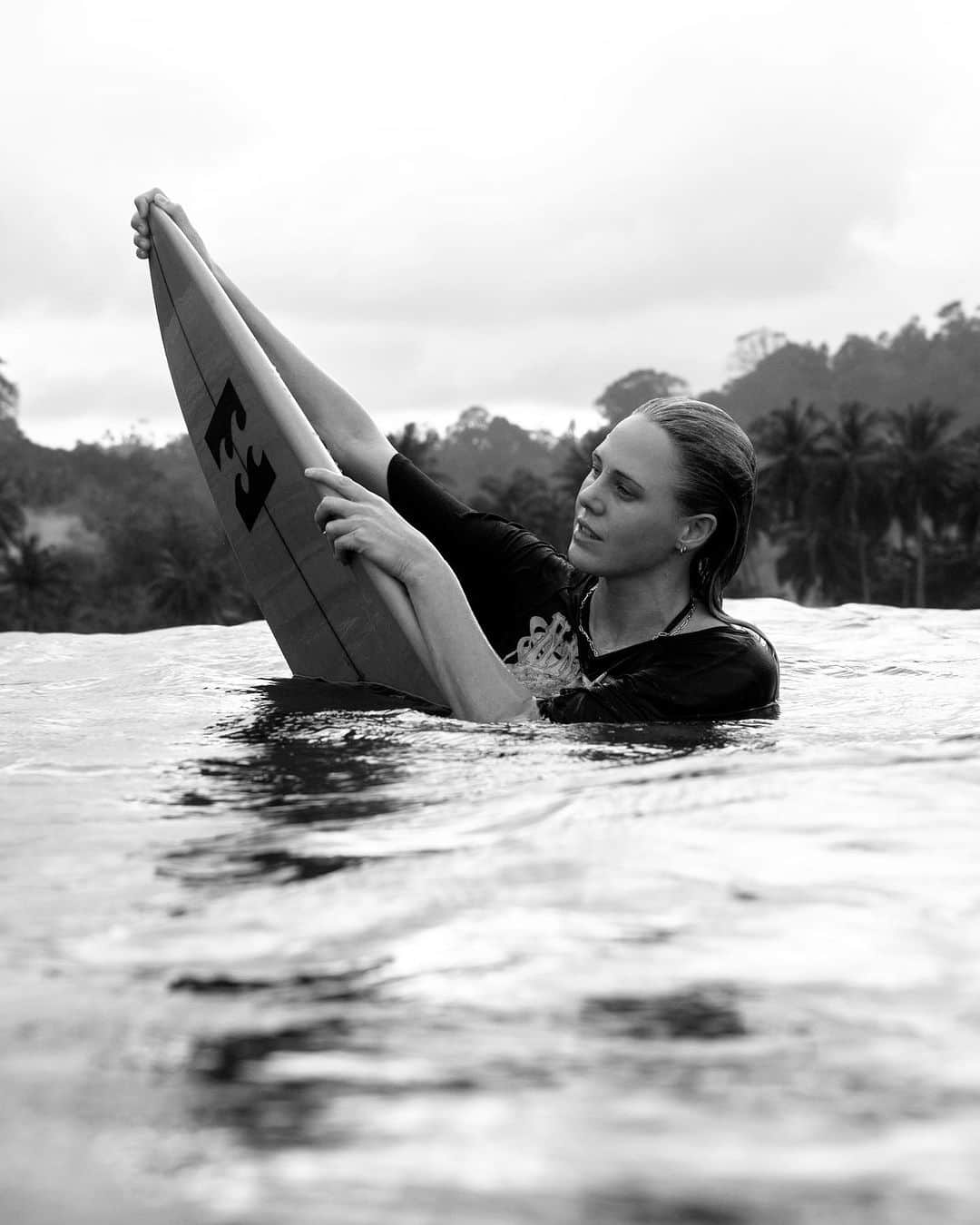 ローラ・エンバーのインスタグラム：「Solo sessions 🖤 @billabongwomens  @woodygphoto」