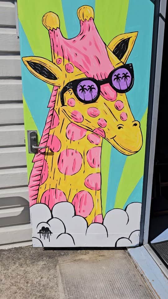 のインスタグラム：「A joyous giraffe door at Malabar Public School 🦒🦒🦒」