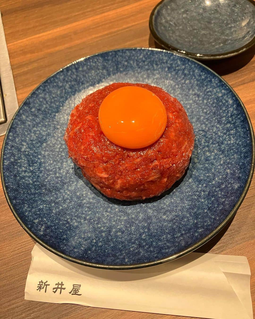 岡倫之さんのインスタグラム写真 - (岡倫之Instagram)「有名な「焼肉 新井屋」へ。  店長が余のファンで店の前をたまたま闊歩していた時に「サービスするので是非ともお越しくださいませ🙇‍♂️」なんて路上で土下座までされたもんだから○○省の官僚を誘って行ってやった。  行って良かった。。。  美味い！また行こう。  #新井屋渋谷  #新井屋」10月28日 7時36分 - great_o_khan