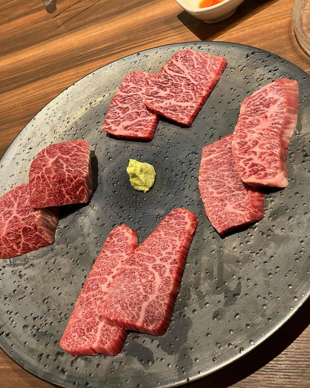 岡倫之さんのインスタグラム写真 - (岡倫之Instagram)「有名な「焼肉 新井屋」へ。  店長が余のファンで店の前をたまたま闊歩していた時に「サービスするので是非ともお越しくださいませ🙇‍♂️」なんて路上で土下座までされたもんだから○○省の官僚を誘って行ってやった。  行って良かった。。。  美味い！また行こう。  #新井屋渋谷  #新井屋」10月28日 7時36分 - great_o_khan