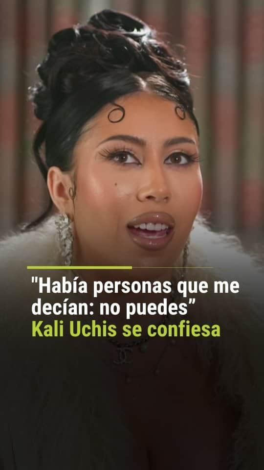 Primer Impactoのインスタグラム：「💥 En esta segunda parte de la entrevista exclusiva, kaliuchis le confiesa a @officialjackieg algunos de los momentos más difíciles que ha vivido en su camino al éxito.  📺  Más en Primer Impacto a las 5pm/ 4C de lunes a viernes por @univision  #kaliuchis #música #entrevista #exclusiva #primerimpacto」