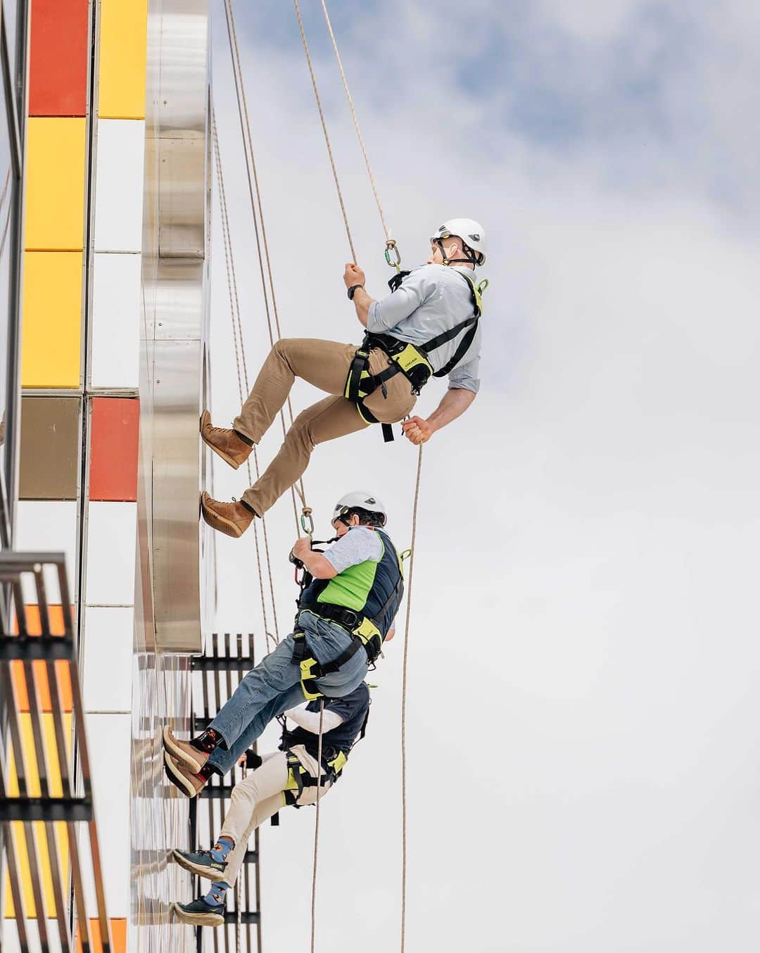 デビッド・ポーコックのインスタグラム：「A lot of fun yesterday morning abseiling off Building 8 at Canberra Hospital to help raise money for the fantastic work @canberrahospitalfoundation are doing.」