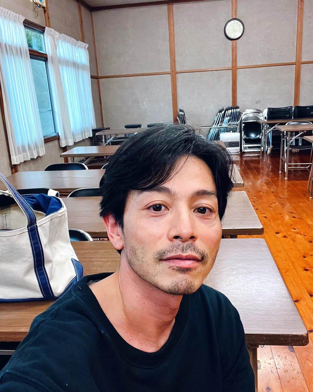 のインスタグラム：「． 泥濘む前の那須川夏生。  メイクさんの技術で、毎回髪の毛を白髪混じりの風貌に変身してもらっています。  安里監督が、愛を持って那須川を描いてくれてるので、100%の信頼をして那須川夏生役と向き合っています。  今夜の第②話から、原菜乃華さん演じる注目のキャラクター、“ちふゆ“が登場します。  ドラマをさらに泥濘に引きずりこむ、重要なキャラクターです。  ーーーーーーーーーーーーーー  テレビ朝日 土曜ナイトドラマ 【泥濘の食卓】〜第②話〜 @nukarumi_ex   今夜11:30から放送です。  お楽しみください。  #泥濘の食卓 #齊藤京子 #櫻井海音  #原菜乃華  #戸田菜穂 #筒井真理子 #吉沢悠」
