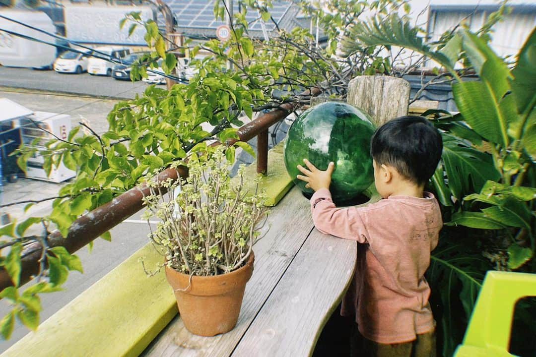 福岡晃子さんのインスタグラム写真 - (福岡晃子Instagram)「種子島にしばらく滞在していました。日本にも、まだまだ知らない美しくてかっこいい場所がある。知らないのは勿体無いから、もっとたくさん旅したいな。  旅の醍醐味はやはり出会いで、今回の旅では忘れられない人たちに出会いました。またすぐ会いたくなる人たち。必ず帰ってきます！  余談ですが、毎日のように海で遊び、波の音を聞きながら寝ていたら、めちゃくちゃ脳みそと身体が軽くなった。滞在中ずっと島を案内してくれた @rie.ayurnurse ちゃんも、たぶん身体からなにか発してるひとで、心を浄化してくれた☺️元の気に戻るような、まさに元気になる旅でした🚐  来月からのツアーもめっちゃ楽しみ！！  #種子島」10月28日 8時07分 - akikofukuoka_oluyo