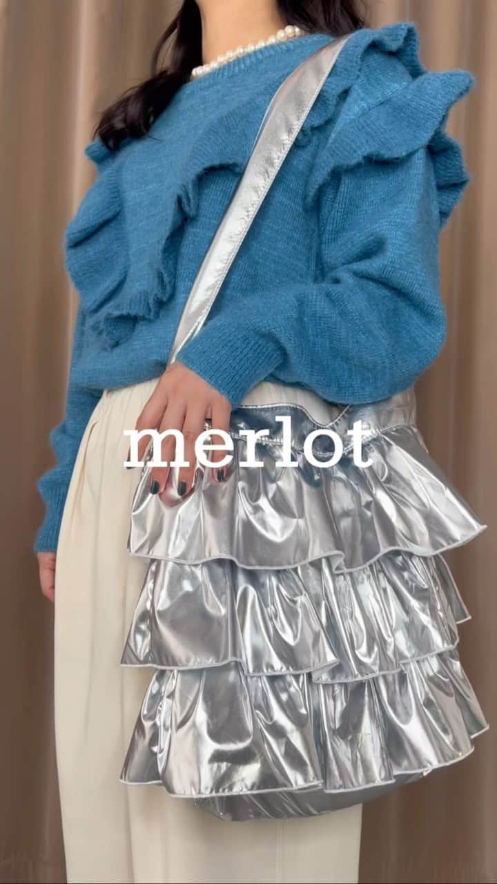 merlot-メルローのインスタグラム：「＼BAG COLLECTION👜／  ●フリルバッグ（11/15 New release） silver／black ●フリルショルダーバッグ（coming soon） white／black ●ラメショルダーバッグ gold／silver／black／blue／purple  ●ハートニットバッグ blue／natural  #2023merlotAWcollection 🛍 @merlotcamp  #merlot #メルロー #カワイイハオモシロイ #merlot_code #merlot_2023aw #2023aw #autumncollection #wintercollection」