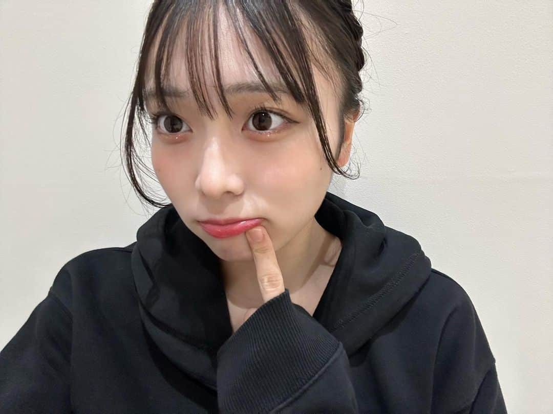 金山奈々絵のインスタグラム：「この間大学の行事でmcさせてもらえてねめっちゃおめかししたのに着替えちゃった写真です👶🏻普段こんななのにあんまり噛まなかったよ！！すごい！！！」