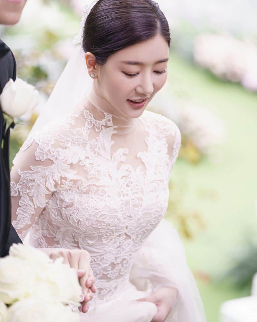 SOYOO BRIDALのインスタグラム：「.  @soyoobridal_official x @verawang 🏷️   천사같았던 유진신부님 🤍  결혼 축하드려요   @soyoobridal_official  @verawang  @st.ggot  @jungsaemmool.east_wedding   #소유브라이덜 #베라왕 #커스텀오더 #퍼스트웨어 #soyoo_exclusive🔖」