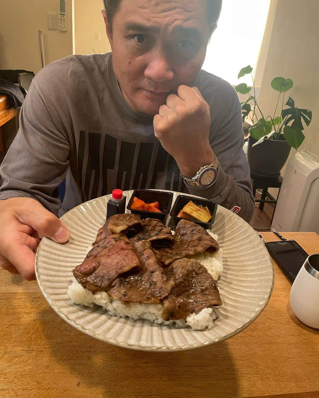 竹原慎二のインスタグラム：「朝からいただきものの雪月花弁当を食う #焼肉弁当 #皿に盛っただけ  #朝からガッツリ  #今日も元気」