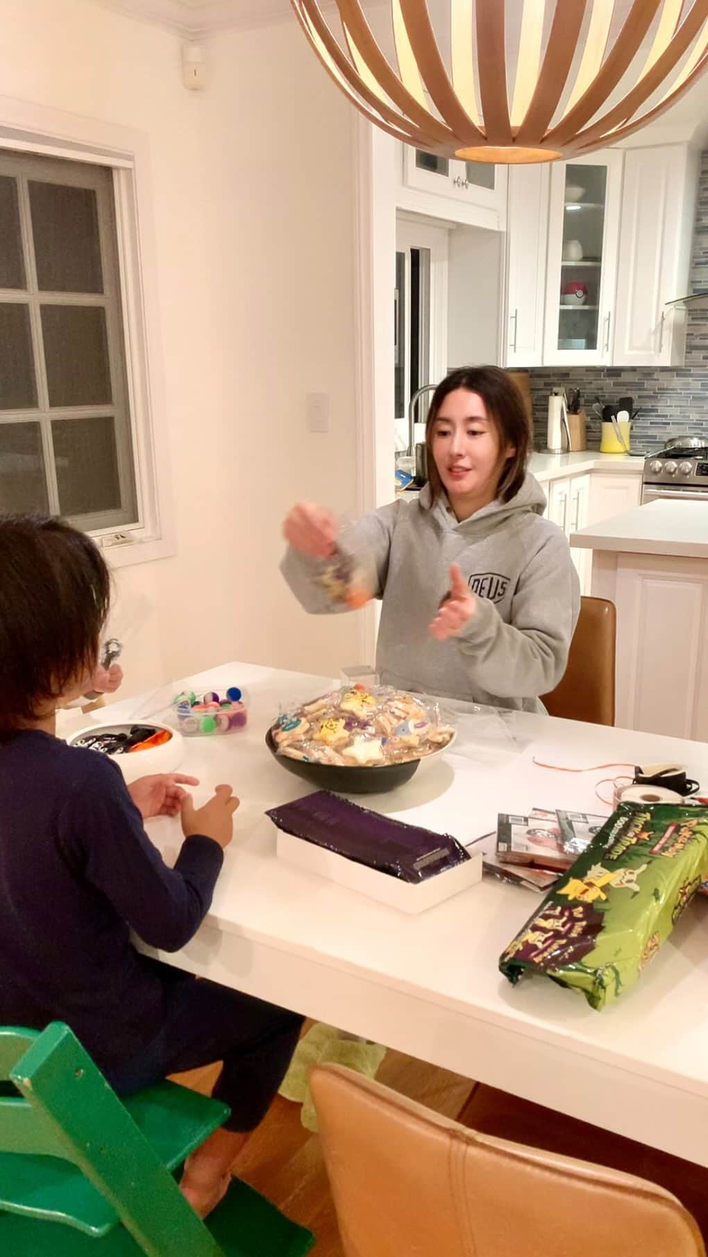 高木りなのインスタグラム：「晩ごはんの下準備ができてない日は、冷凍しておいたカレーで即席カレーうどん。あとはトレジョのシーザーサラダ。寝る前に学校のお友達に渡すハロウィンのグッディバック作り🎃👻 저녁 준비가 안된 날은 냉동해둔 카레로 즉석 카레 우동. 그리고 시저 샐러드. 자기 전에 학교 친구들에게 줄 할로윈 구디백 만들기🎃👻」