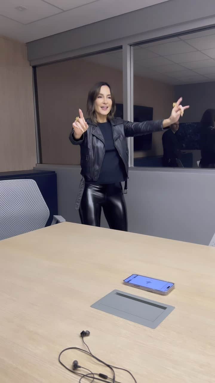 Claudia Leitteのインスタグラム：「…😂 Claudinha Bagunceira mode on.  Ps. Amanhã tem Show em Sampa, no Auditório Ibirapuera, flui São Paulo vai ser massa!」