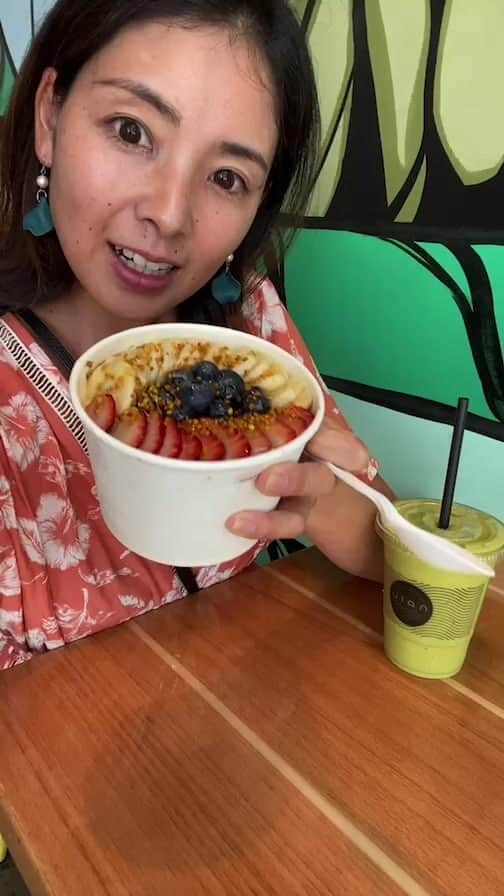 のインスタグラム：「インスタLIVE「結婚式 参列者コーデとアサイーボウル @naluhealthbar 」  MC🎙️ @mayumi_hawaii  📍Angels by the sea, Honolulu  @angelsbythesea has been Hawaii’s resort fashion brand based in Honolulu, Hawaii, since 2010. Please visit our online store 🌺www.angelsbytheseahawaii.com Owner Designer Nina Thai (Miss Waikiki) @nina_bythesea (日本語勉強中📚🙇🏻‍♀️) Please feel free to tag your pic for a chance to be featured!  ハワイのリゾートファッション、 エンジェルズバイザシー はミスワイキキである Nina Thai によって作られたハワイオリジナルファッションブランドです🌴日本語ウェブサイトはこちら www.angelsbytheseahawaii.jp  ハワイやリゾートファッションが好きな人は是非私達のアカウントをフォローして下さい🙌また私達の商品をポストする際にタグ付けしていただいたら私達からリポストされるチャンスがあります  #angelsbytheseahawaii #angelsbythesea #resortwear #hawaii #waikiki #supporthawaii #sheratonwaikiki #bandeau #palmleaves #hawaiibeaches  #ハワイ #ワイキキ #カイルア #ラニカイビーチ #シンプルコーデ #ハワイ好きな人と繋がりたい #エンジェルズバイザシーハワイ #エンジェルズバイザシー #リゾートファッション #ハワイに恋して #ハワイ限定 #シェラトンワイキキ #ワイキキビーチ」
