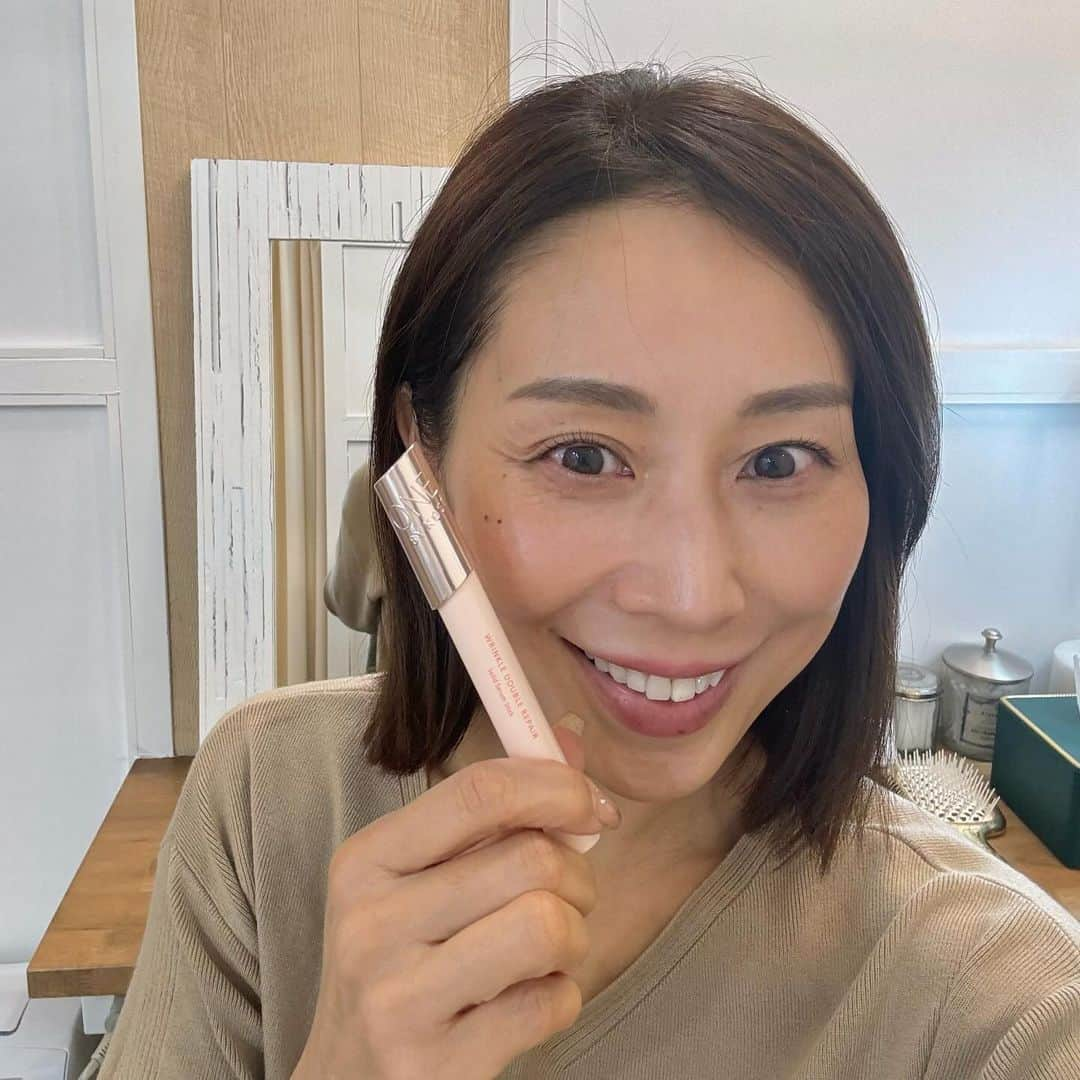 宮田綾子さんのインスタグラム写真 - (宮田綾子Instagram)「ONE BY KOSÉ  リンクルダブルリペア【医薬部外品】が11/1に新発売✨一足早く試させていただきました🤍 24時間いつでもどこでもひと塗り！シワを瞬時にぼかせる* シワを瞬時にぼかせるなんて素敵すぎ🥰 *粉体のメイクアップ効果  シワ改善、美白、保湿ケアまで叶えてくれる薬用のスティック状美容液です！ 朝晩だけでなく目元の小じわにメイクの上からでも使えて日中でも乾燥ジワが防げるのは嬉しい♩ パッケージは持ち運びやすいペンのようなコンパクトサイズでピンクが可愛い💕ミニバッグに入れて持ち歩いています  写真はまつ毛パーマに行った時に目元にリンクルダブルリペアを塗っているところ 目元もまつ毛もピーンとしていて嬉しい☺️  @kose_official #PR #ワンバイコーセー#リンクルダブルリペア#スティックバーム #シワ改善 #美白 #エイジングケア #目元ケア #目元美容液 #アラフィフ美容 #アラフォー美容 #50代美容 #40代美容」10月28日 8時24分 - ayako__miyata