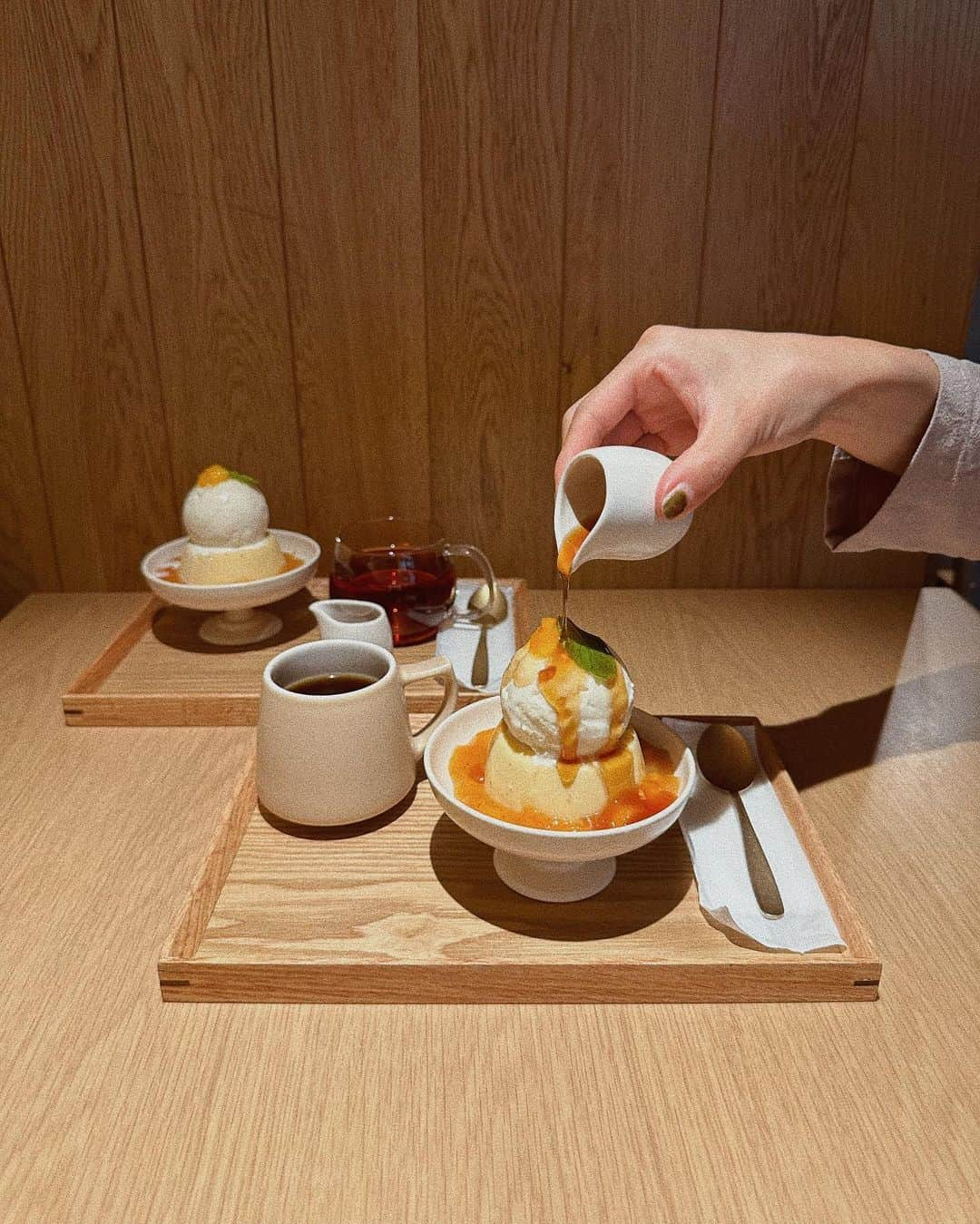 AYAのインスタグラム：「_ 東京で大人気のプリンアフォガードが 丸太町のRAKURO hotelで 食べられるので行ってきたよ！  普通の食べるつもりが期間限定で 柿とチャイがあったので迷いに迷ってこちらに🍮  アイスもバニラじゃなくてこれだけ クリームチーズやったよ🧀  周りに柿のソースがあるんやけど 思ったよりこれが甘くて甘くて（笑）  美味しかったけどとにかく甘かった！（笑）  チャイのソースとクリームチーズのアイス合って 美味しかった🤍  次は普通の食べて見たいな〜✌🏽  夜遅くまでやってるので、 呑みの後とかも使い勝手良さそう☺️  プリンアフォガード -柿とチャイ - ¥900 本日のコーヒー　¥600 ホットティー　¥600  (1ドリンク制)  #綾花ログ  #京都カフェ#京都夜カフェ#kyotocafe#京都ホテル#プリンアフォガード#京都プリン#プリン部#京都スイーツ#京都カフェ巡り」