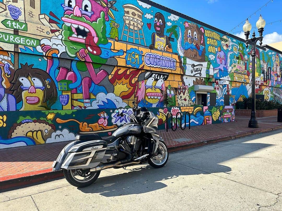 ケアリー・ハートさんのインスタグラム写真 - (ケアリー・ハートInstagram)「Amazing graffiti in Santa Ana while running the the @goodride route today 🤘🏼🤘🏼🤘🏼. @indianmotorcycle」10月28日 8時34分 - hartluck