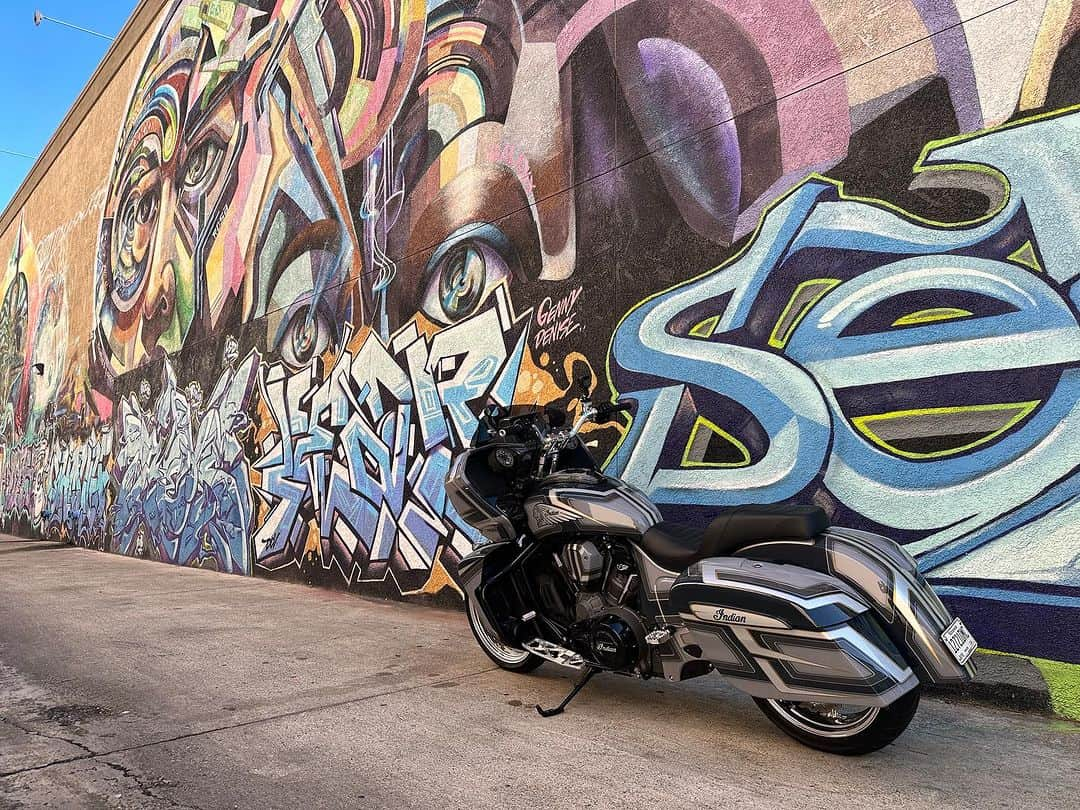 ケアリー・ハートのインスタグラム：「Amazing graffiti in Santa Ana while running the the @goodride route today 🤘🏼🤘🏼🤘🏼. @indianmotorcycle」