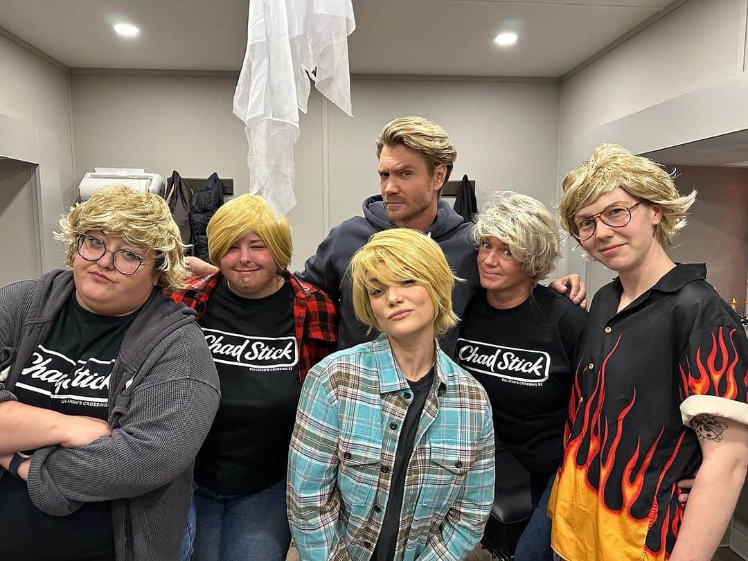チャド・マイケル・マーレイのインスタグラム：「Last minute Cal-O-Ween costume? ✔️ Grab a blonde wig, flannel shirt, some boots and give your most ridiculous smolder- 💥 Costume complete! Now you’re Cal Jones from #sullivanscrossing」