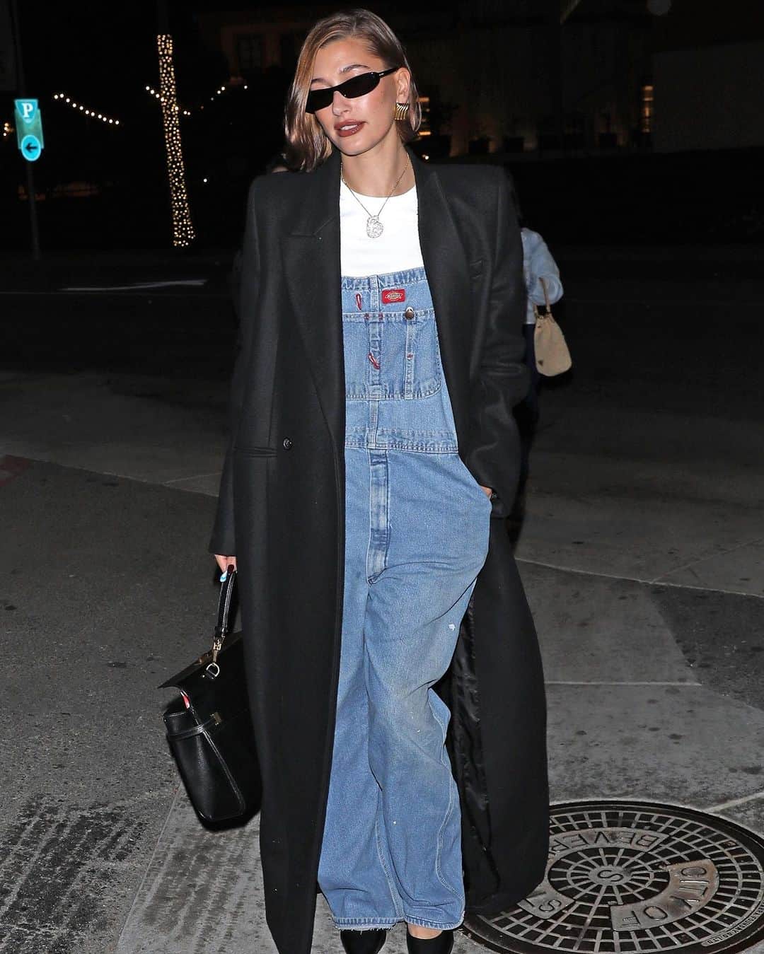 WHO WHAT WEARさんのインスタグラム写真 - (WHO WHAT WEARInstagram)「Accepting applications for someone to re-create this with. 🫢 Overalls are notoriously tricky to style, but @haileybieber just found a way to make them feel fresh. By juxtaposing her pair with a sleek coat, pointed-toe heels, and a structured bag, Bieber created a date night look that strikes the perfect balance between playful and chic. Find more on her look at the link in our bio.  photos: backgrid/the hollywood curtain」10月28日 8時29分 - whowhatwear
