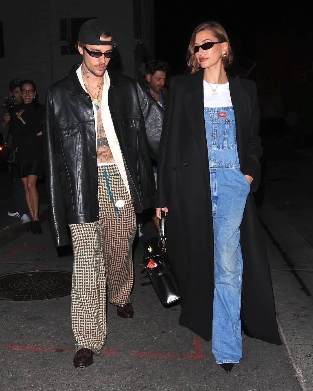 WHO WHAT WEARのインスタグラム：「Accepting applications for someone to re-create this with. 🫢 Overalls are notoriously tricky to style, but @haileybieber just found a way to make them feel fresh. By juxtaposing her pair with a sleek coat, pointed-toe heels, and a structured bag, Bieber created a date night look that strikes the perfect balance between playful and chic. Find more on her look at the link in our bio.  photos: backgrid/the hollywood curtain」