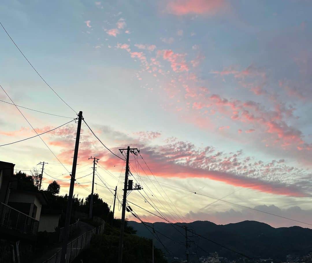 さんのインスタグラム写真 - (Instagram)「電柱を地下へ埋めようという話があるけど、私は電柱好きなんだよなあ。  #伊東市 #伊東の暮らし #伊東のいいとこ #わたしといとうと #山の見える暮らし #電柱 #新井 #ito #izu #japanview #arai」10月28日 8時39分 - fujimoriai
