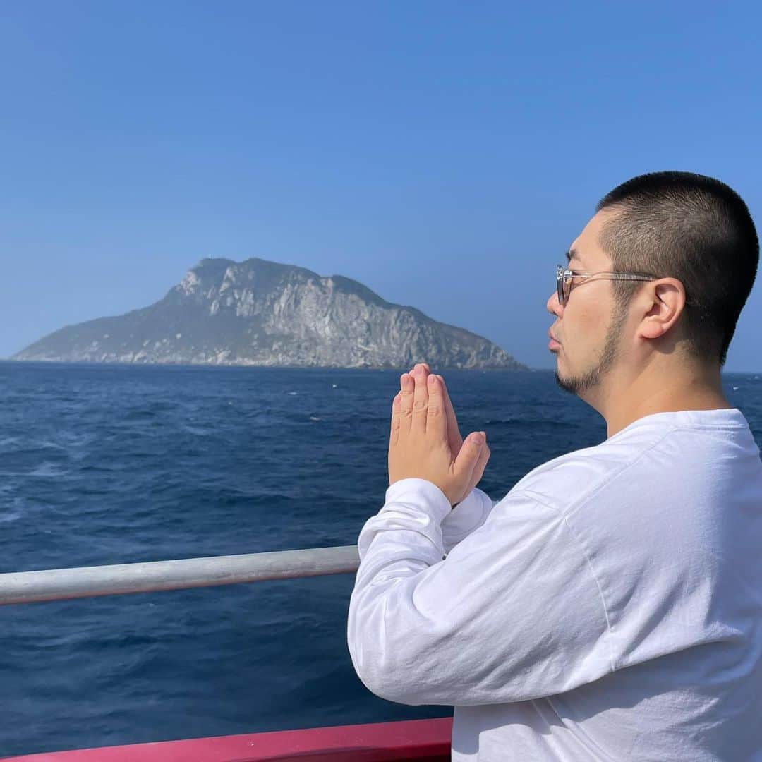 三浦崇宏のインスタグラム：「#pray  #sea #okinoshima #祈願 #沖ノ島 #instagood  #インスタグラムといえば祈りと聞いて」
