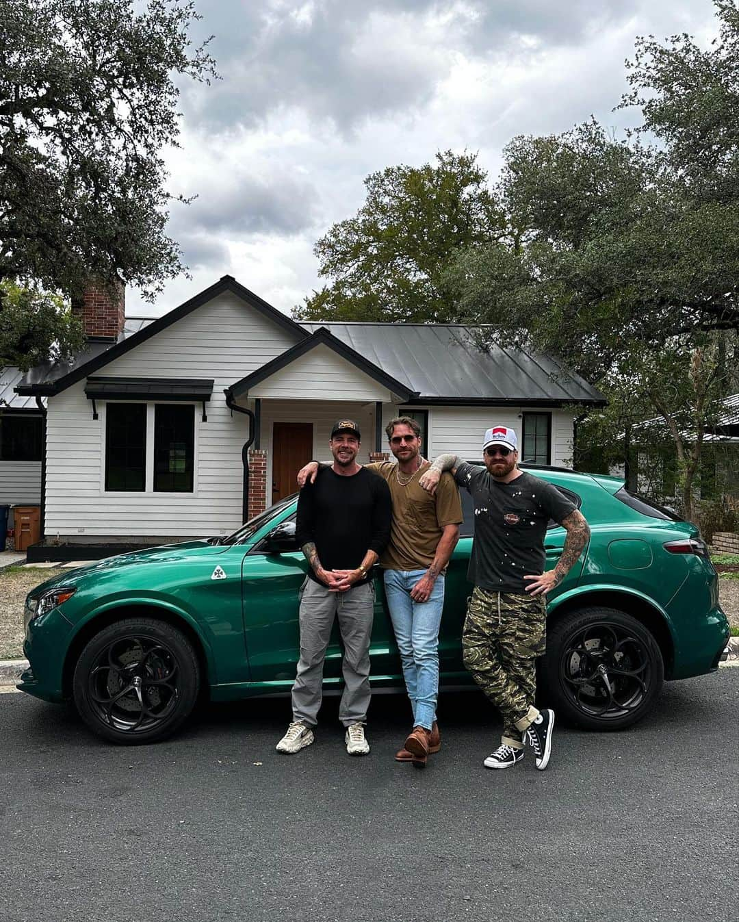 ダックス・シェパードさんのインスタグラム写真 - (ダックス・シェパードInstagram)「BBQ, Swimming, DQ and Racing. Might have been my favorite five days in Austin ever. So grateful for my friendships. All on this weeks @effwonwithdrs @charcurtis @matthewstylist @jethrobovingdon @wobby_wob」10月28日 8時47分 - daxshepard