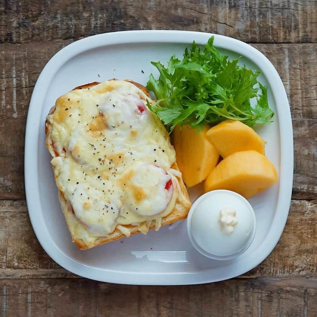 hirokoのインスタグラム：「🌱2023.10.28（土）☁️ ✽.｡.:*・ﾟ #いつもの朝ごはん ⁡ 久々の#チーズトースト 寒くなってくるとトースターから出して あっ！という間にチーズが固まってくる 写真なんか撮ってる場合じゃない💦 でも大丈夫... 食べる前に温め直し 熱々のチーズトースト食べました😋 ⁡ menu📝 ▪︎ チーズトースト（トマト入り） ▪︎ 茹でたまご ▪︎ フルーツ（柿） ⁡ ⁡ ⁡ ........The end 🍴☕️ #hiroponの朝ごはん #hiroponのワンプレートごはん #朝ごはん #todaysbreakfast #朝ごパン #朝時間 #朝食 #モーニングプレート #breakfast #ワンプレート朝ごはん #パンのある暮らし #パン大好き #おうちごはん #おうちごはんLover #おうち時間 #フーディーテーブル #マカロニメイト #バランスの良い食事 #カフェ風モーニング #おうちカフェ #パンスタグラム #snapdish #macaroni #lin_stagrammer #locari_kitchen ・」