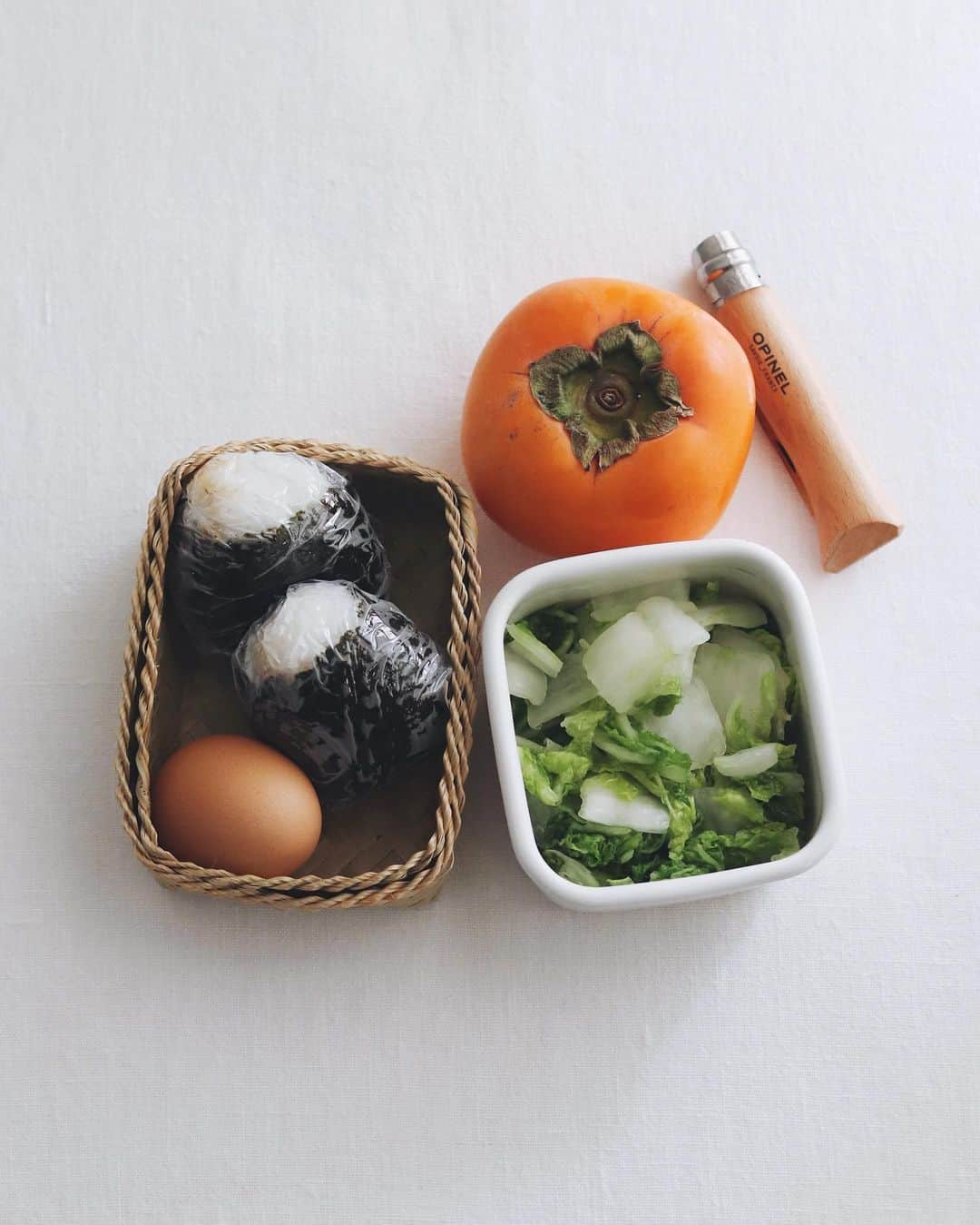 樋口正樹のインスタグラム：「Today’s breakfast 🍙  今朝は昆布とおかかのおにぎり、 ゆで卵、白菜の浅漬け、柿１個。  二日酔いは柿を食べると良いよ！ 飲む前も飲んだ後も効果あるよ👍  あと白菜も二日酔いやむくみに🙆‍♂️  行楽日和🤗  . #おかかおにぎり #昆布おにぎり #白菜浅漬け #ゆで卵 #柿 #二日酔いです #onigiriaction」