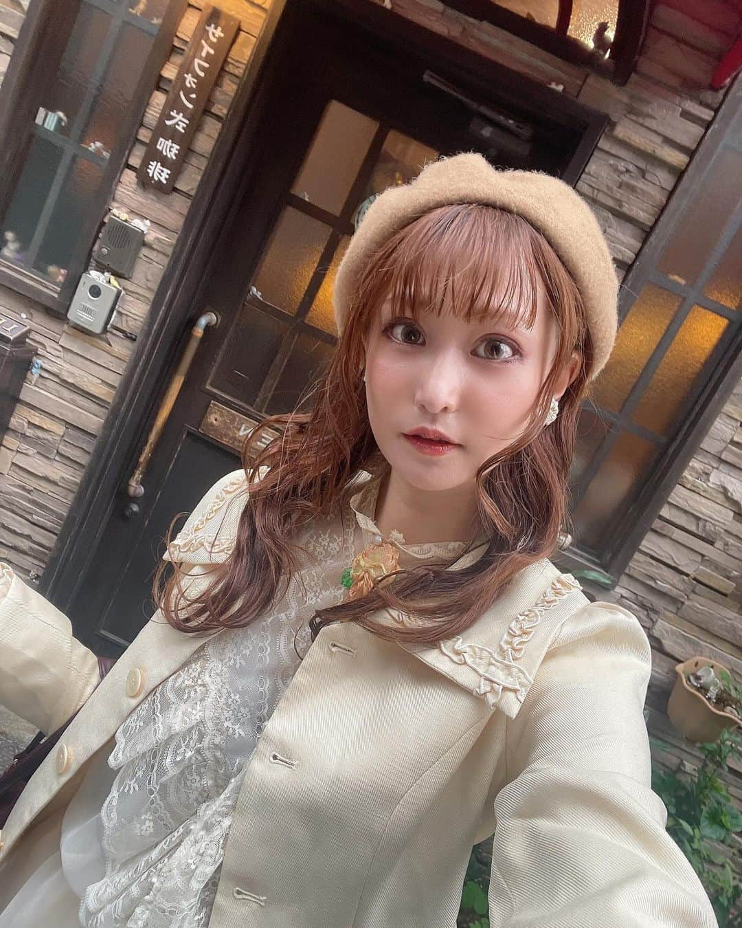 愛野えりさんのインスタグラム写真 - (愛野えりInstagram)「. 𝐹𝑎𝑙𝑙 𝐶𝑙𝑜𝑡ℎ𝑖𝑛𝑔’𝑠 .. 🍁🍂🧶 ✼••┈┈••✼••┈┈••✼••┈┈••✼  秋のお洋服、冬のお洋服 ..  衣替えの時期ってわくわくしませんか‎🤍！？  わたしは毎年このホリデーシーズンが大好きで、コーディネートを考えるのがいつも楽しみです‎🤍🏹  .  特に秋は、 1枚で主役級のワンピースをさらっと着たり ブリティッシュコーデが着たくなります♡♡♡  LaceMadeさんで、お洒落な秋楽しんでるよ〜( .ˬ. )  ┈┈┈┈┈┈┈┈┈┈ 🪄.. LaceMade .. 🪄︎︎ プレゼントコラボキャンペーン実施中‎🤍 締切は本日28日までです！  可愛いワンピースが貴方の元へ届くかも！？  🎞私のリール動画《LaceMadeプレゼントコラボキャンペーン》の動画から応募してくださいね‎🤍 ┈┈┈┈┈┈┈┈┈┈  𝓸𝓸𝓽𝓭…🐈🧶𓈒 𓏸#ootd ┈┈┈┈┈┈┈┈┈┈ Dress ꔛ‬ #lacemade  《ミスクララドレス》 《チーズアカデミー》セットアップ  〜他私物〜  ┈┈┈┈┈┈┈┈┈┈  🐈🧶🐈🧶🐈🧶  ✼••┈┈••✼••┈┈••✼••┈┈••✼  #ロリィタ #クラシックロリータ #クラシカルロリィタ #eglcommunity  #oldschoollolita #classiclolitafashion #gothiclolita #ロリータ #classicallolita #harajuku  #ゴシックロリータ #ロリータ #ロリィタファッション #ロリータファッション #ロリータ服 #ロリータコーデ  #handmad #lolitafashion #lolitafashioncommunity #kawaiifashion #lolitadress #lolitagirl」10月28日 8時49分 - ainoeri