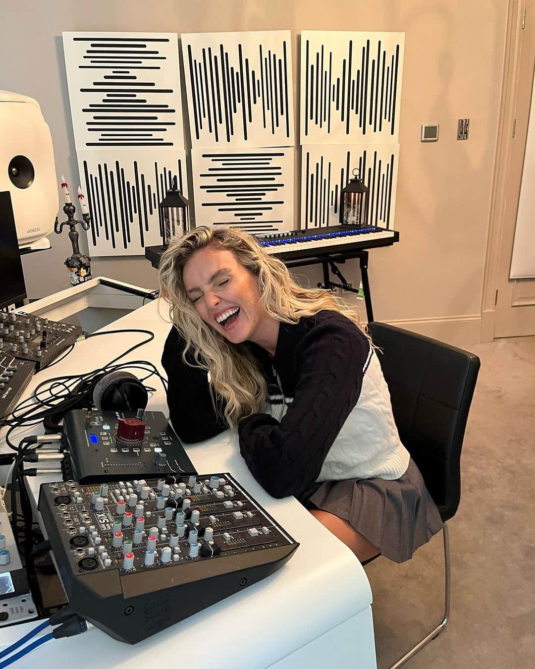 ペリー・エドワーズさんのインスタグラム写真 - (ペリー・エドワーズInstagram)「Cooking 🧑‍🍳 🎵」10月27日 23時59分 - perrieedwards