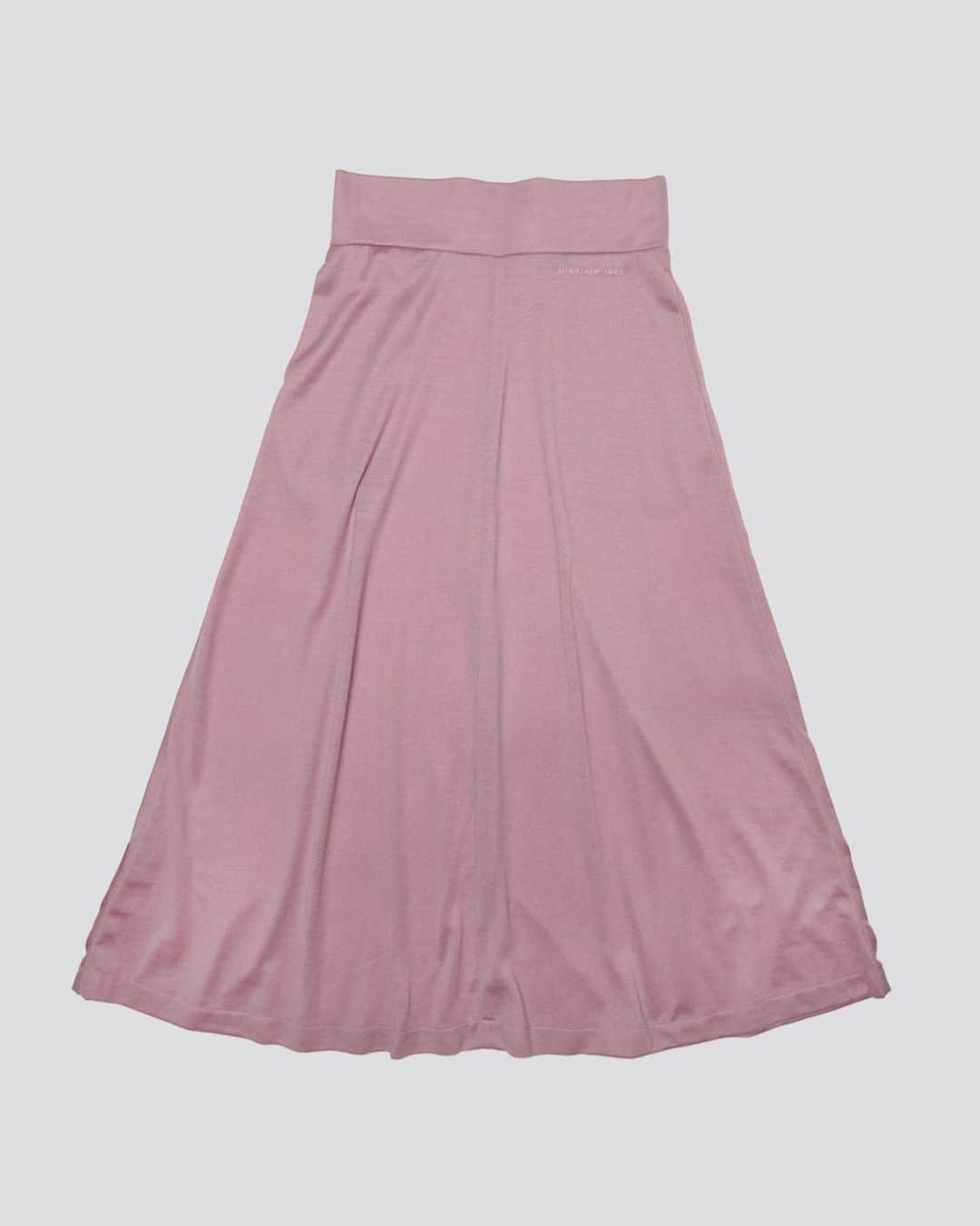 ミノトールのインスタグラム：「TECH WOOL SKIRT【WOMEN'S】  FUNCTION : ANTI BACTERIAL DEODORIZATION HAND WASHABLE HYGROSCOPIC  Merino Wool 100%  Made in Japan  天然の抗菌防臭、優れた吸湿性を備えた極細の繊維によるソフトな肌触りのメリノウールを使用し たスカート。 オールシーズン対応の温度調節機能をもつハンドウォッシャブル生地。 Aラインシルエットのロングスカートは腰回りが程よく体にフィットしており、同ラインのトップスと合わせても相性が良いデザイン。 セットアップでの着こなしでラグジュアリーな雰囲気を演出したコーディネートを提案。  This skirt is made of merino wool, which is soft to the touch and made of ultra-fine fibers that are naturally antibacterial and deodorant and have excellent moisture absorption properties. Hand washable fabric with temperature control function for all season. The long skirt with A-line silhouette fits the body well around the waist, and is a design that goes well with tops of the same line. We propose coordination that creates a luxurious atmosphere by dressing in the setup.  SET-UP series  TECH WOOL MOCK NECK TECH WOOL POLO  #minotaur_inst #minotaurinst #minotaur #ミノトールインスト #ミノトール #functional #comfortable #miyashitapark #tech #techwear #テック #relaxsmart #リラックススマート #relaxsmartwear #リラックススマートウェア #techwool #handwashablewool #madeinjapan」