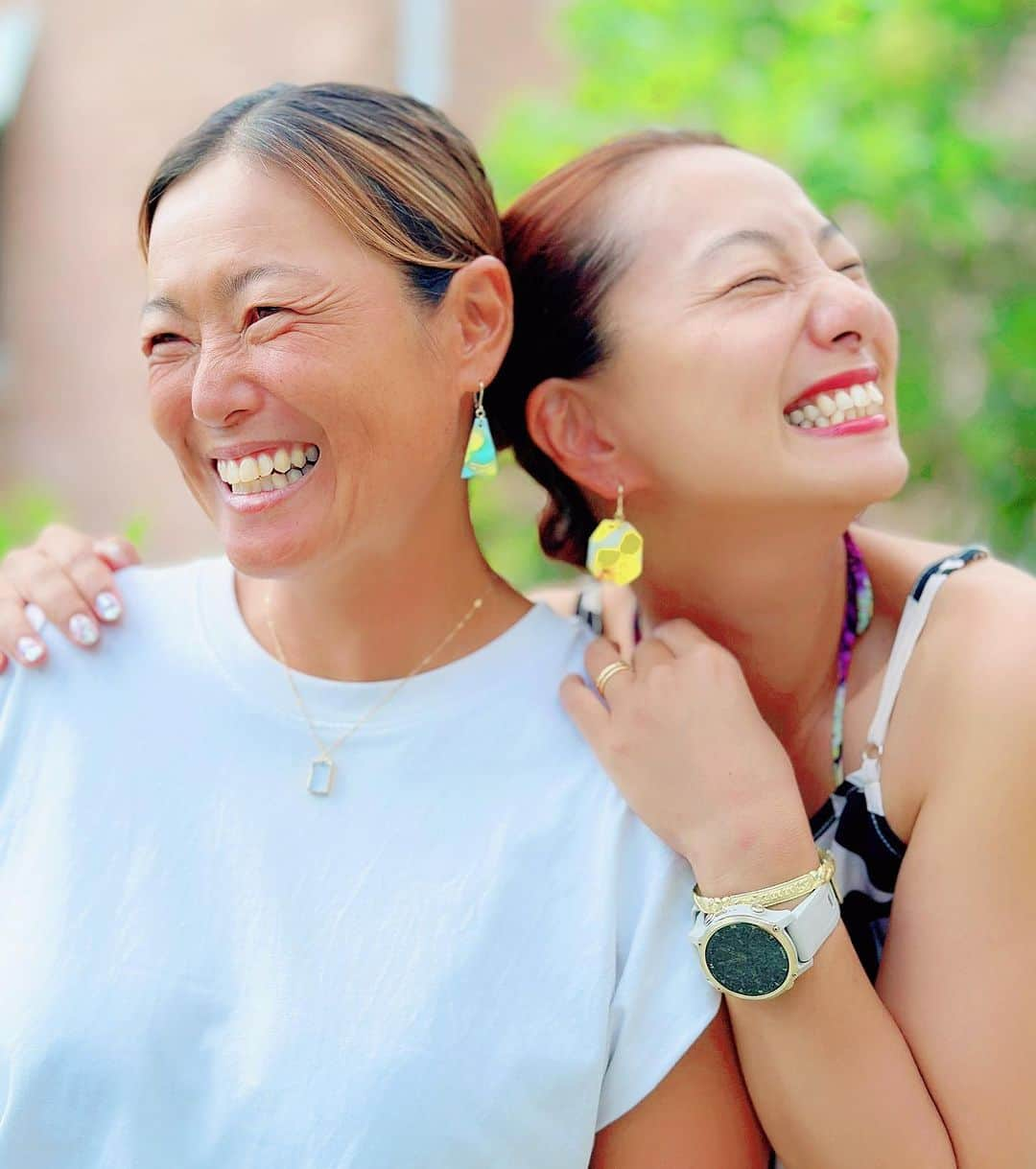 三船美佳さんのインスタグラム写真 - (三船美佳Instagram)「@padopadookinawa で出逢った @jiyukimama_okinawa  さんの ペットボトルのキャップを使った 最幸に可愛いアクセサリー💛  とっても軽くて、海にも付けて入れる🤩  サーフィン中、ミノルさん付けてるの 可愛いなーって見てたら ショップで売ってた😆  赤色は、コーラのキャップなんだって〜🤩 私の黄色は、なんのキャップだったんだろう😄  リサイクルもこんなに可愛く楽しませてもらえたら 私たちも地球もハッピーだね🌏🌙  コンチョのヘアゴムは コレも前に  パドパドさんで出会った @seascape_okinawa さんのもの💛  毎日付けてる😆」10月28日 6時55分 - mikamifune_official