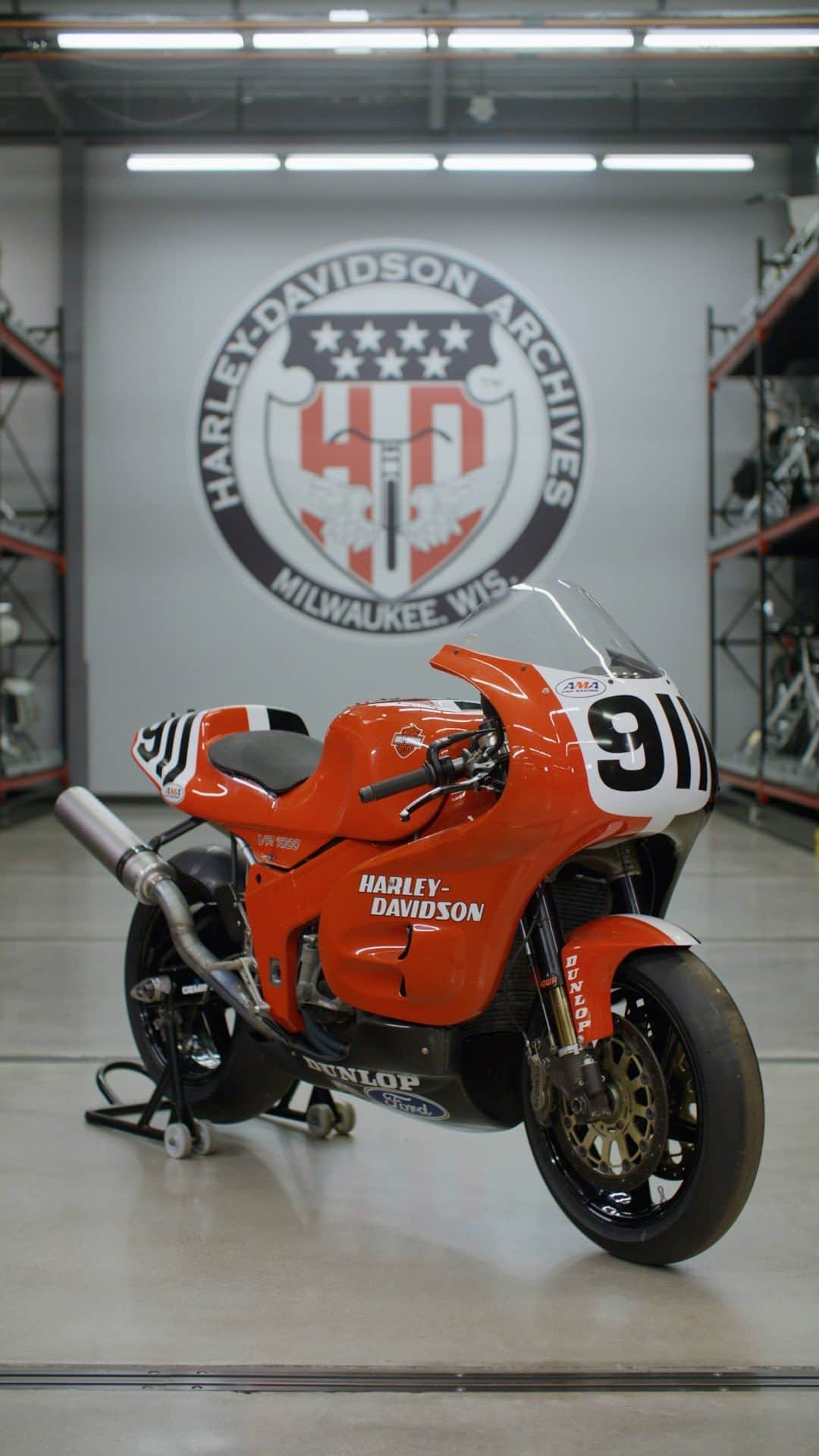 Harley-Davidsonのインスタグラム：「From the H-D Museum vault, we dissect Harley-Davidson’s factory AMA Superbike, the VR1000​  More on the way soon from @missjessyjess at the @hdmuseum! ​  #HarleyDavidson #HDMuseum #HD120 #VR1000​」